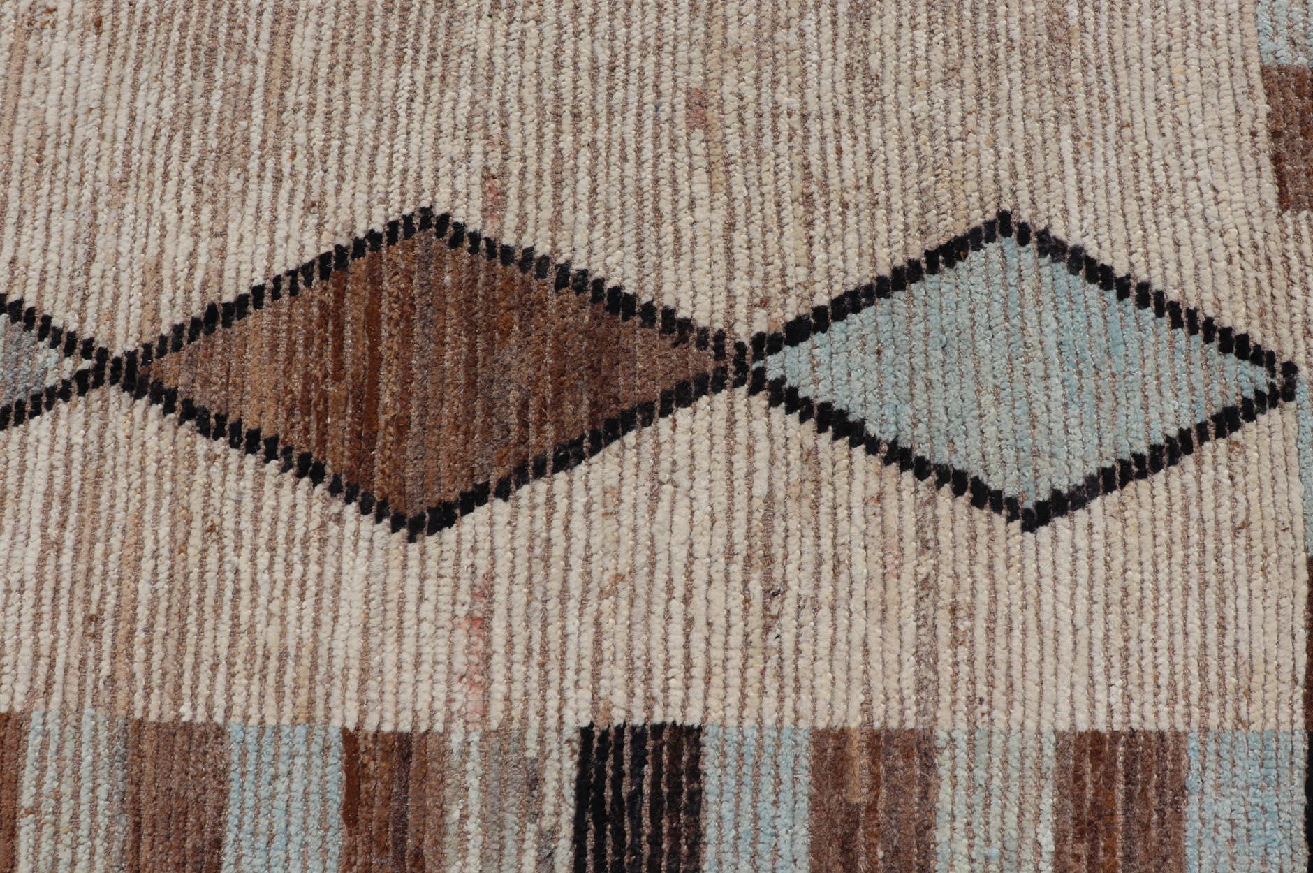 Afghano Runner tribale marocchino con design geometrico nei toni del marrone e del blu freddo. in vendita