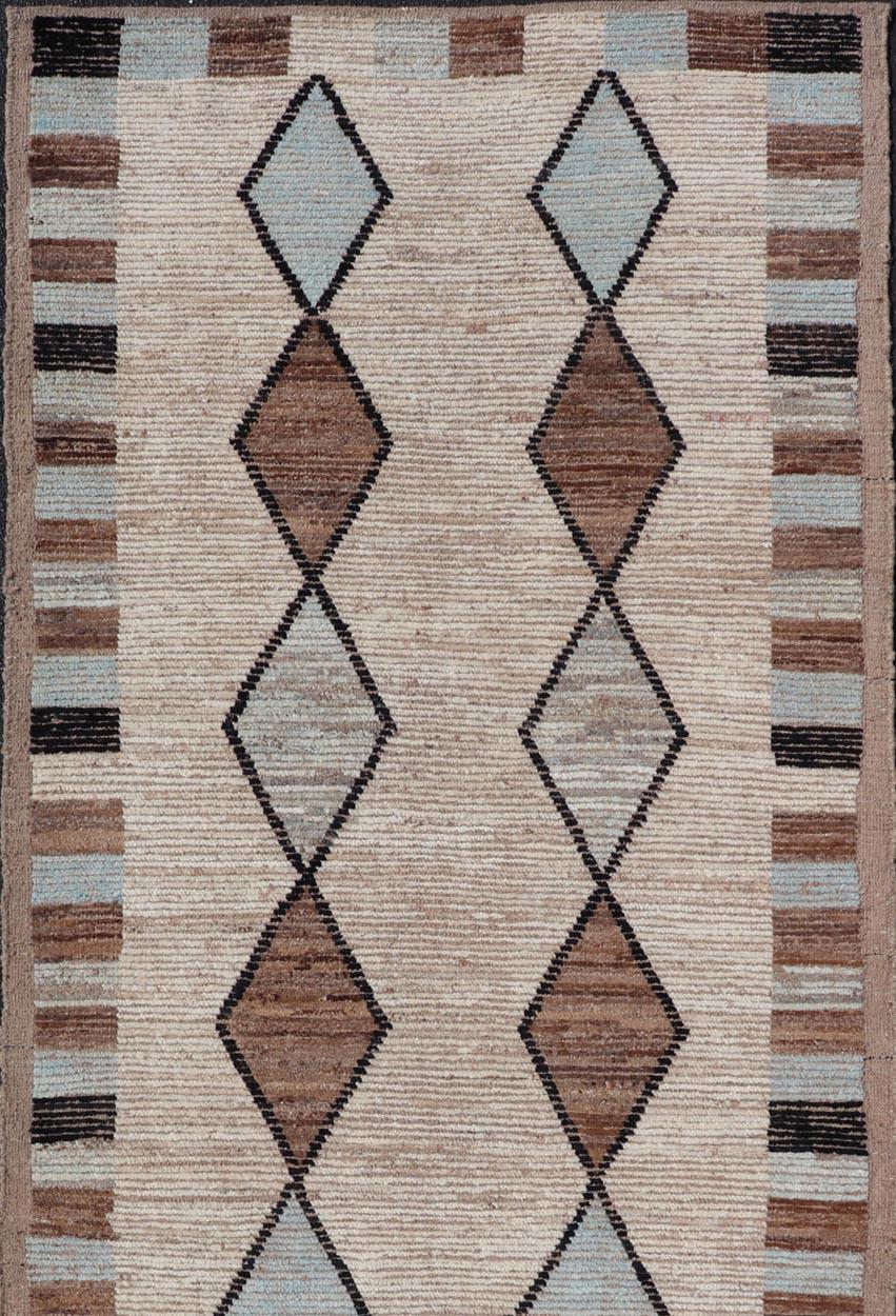 Annodato a mano Runner tribale marocchino con design geometrico nei toni del marrone e del blu freddo. in vendita