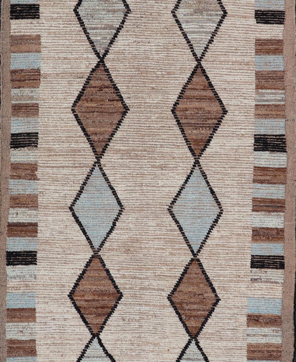 Runner tribale marocchino con design geometrico nei toni del marrone e del blu freddo. In condizioni Nuovo in vendita a Atlanta, GA