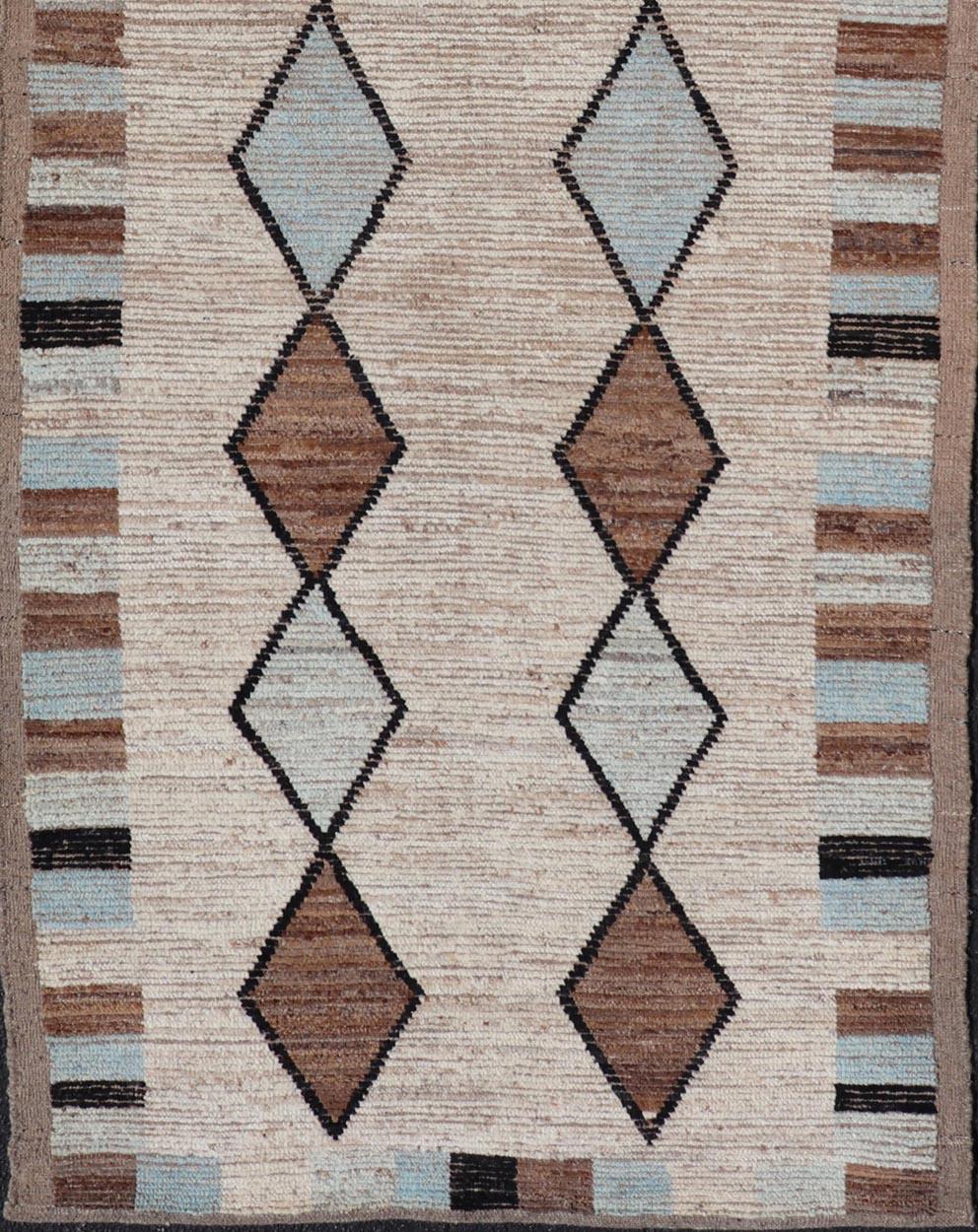 XXI secolo e contemporaneo Runner tribale marocchino con design geometrico nei toni del marrone e del blu freddo. in vendita