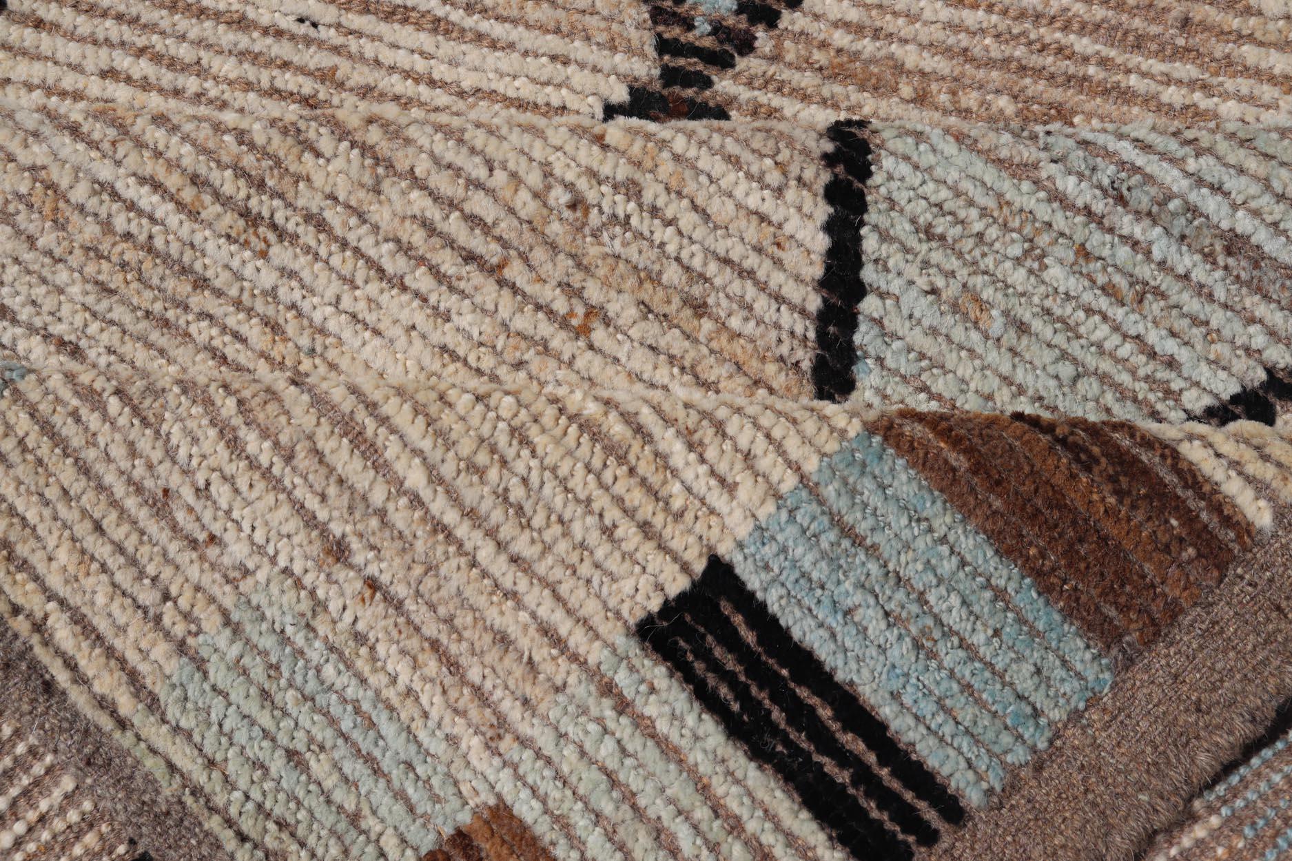 Runner tribale marocchino con design geometrico nei toni del marrone e del blu freddo. in vendita 1