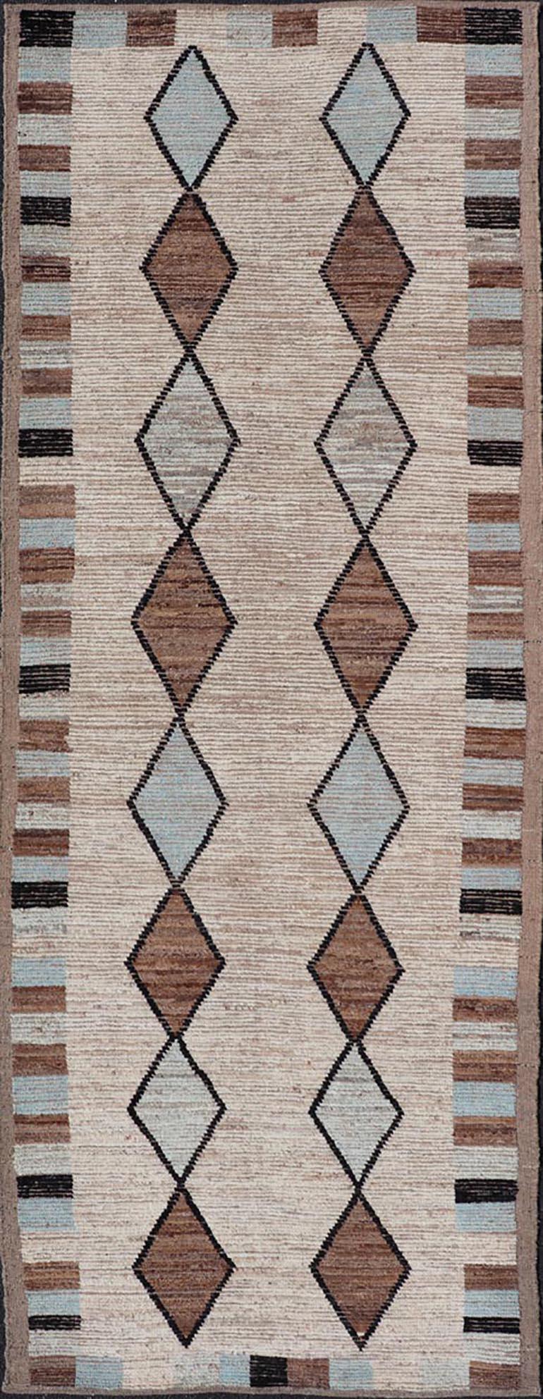 Runner tribale marocchino con design geometrico nei toni del marrone e del blu freddo. in vendita