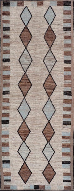 Tapis de couloir tribal marocain au design géométrique en bruns terreux et bleu froid