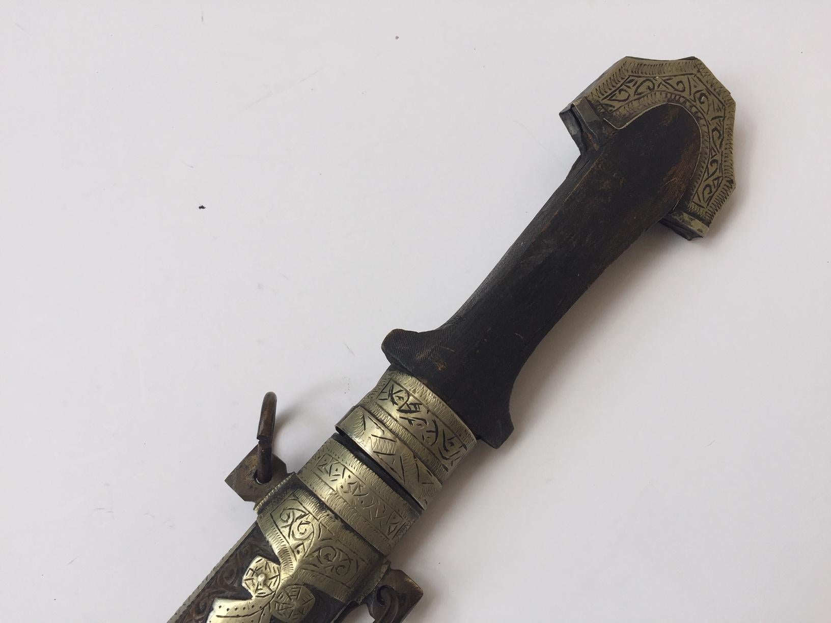 Metal Moroccan Tribal Silvered Khoumya Dagger