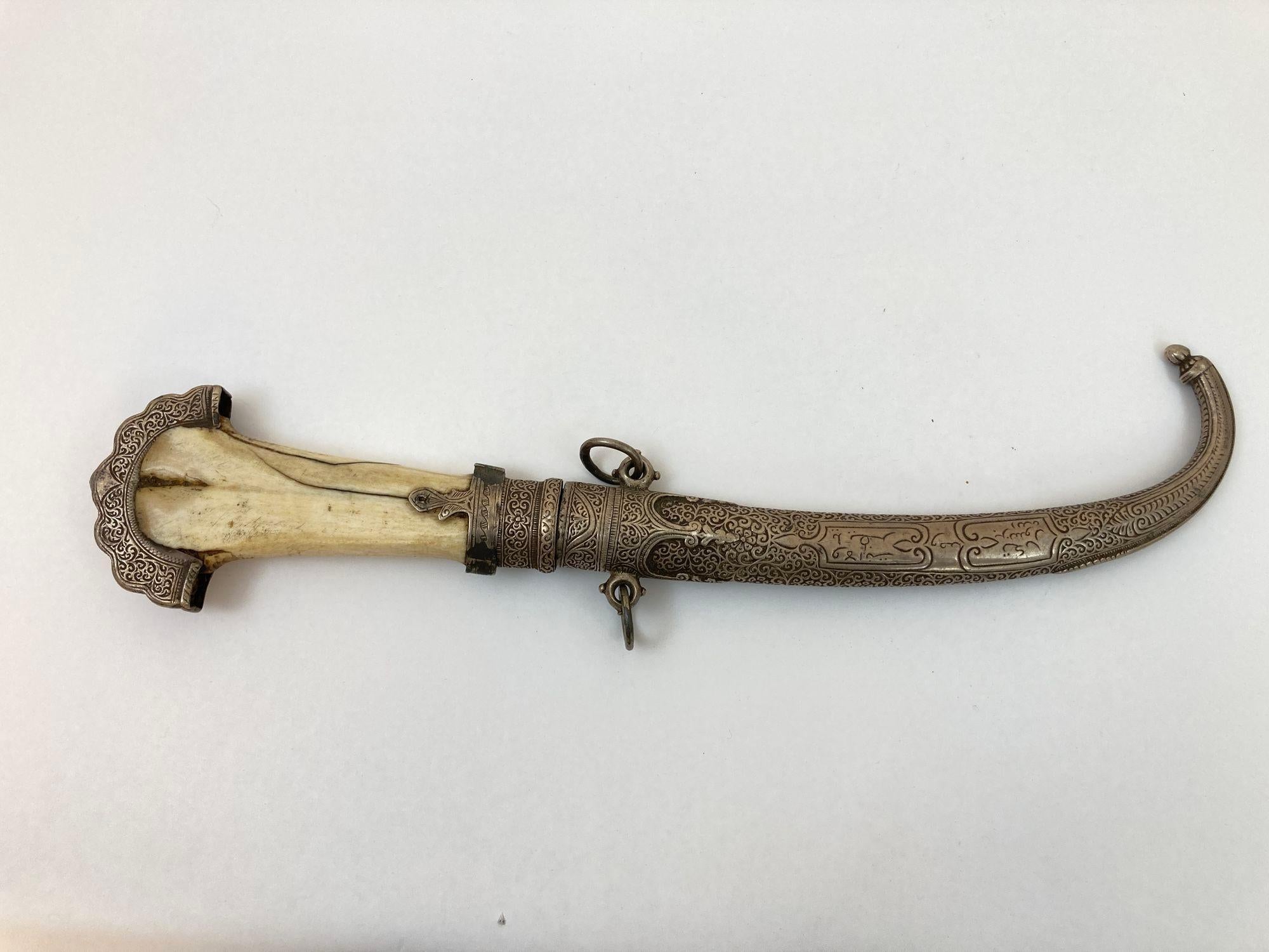 Moroccan sterling silver collector dagger with filigree designs handcrafted by artisans in Morocco, very Fine quality craftsmanship with a camel bone grip engraved with Moroccan silver and chiselled in scrolling foliage.
Double edge blade with maker