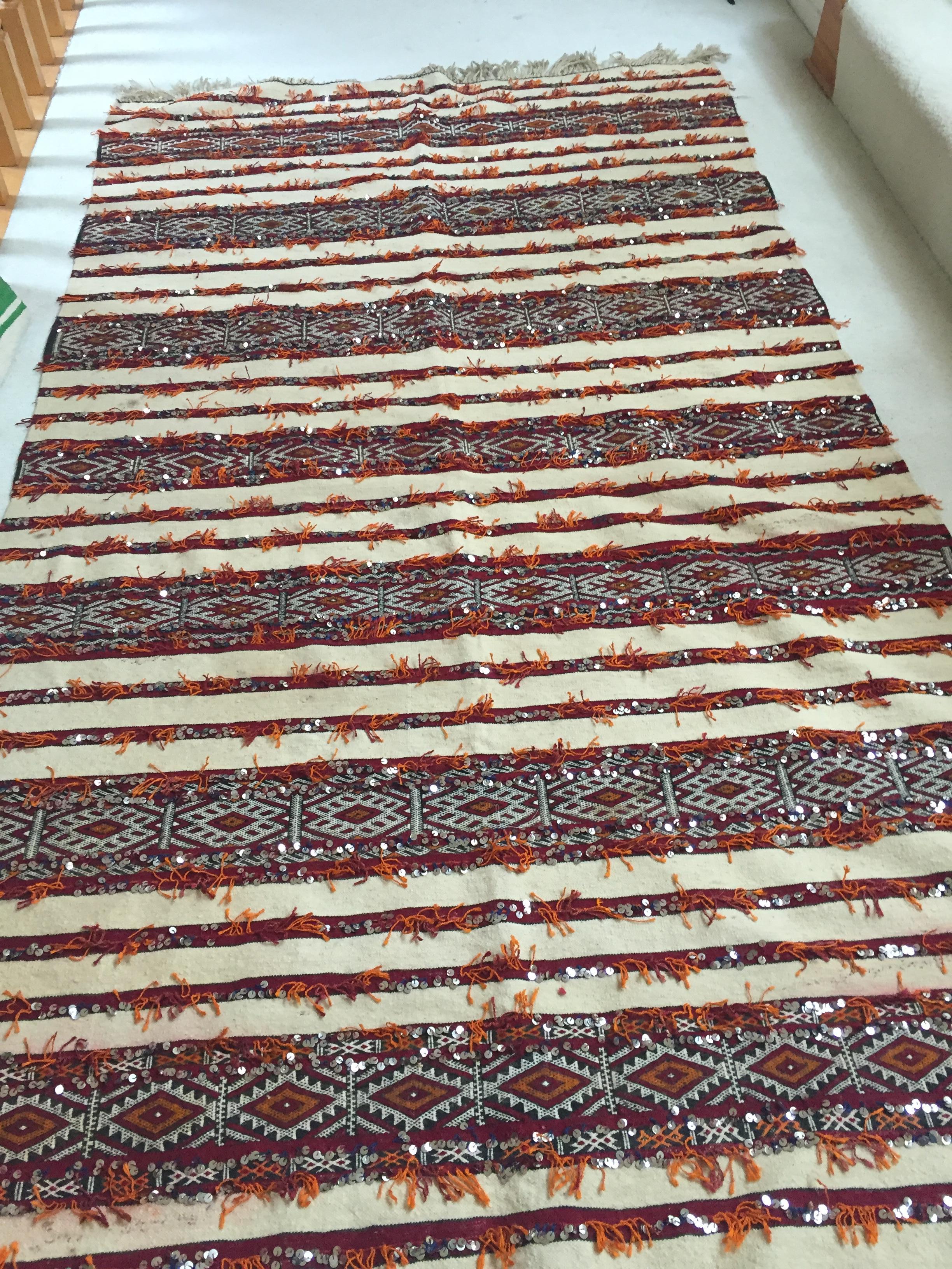 Alfombra de boda tribal marroquí de los años 60 con lentejuelas Norte de África, Handira en venta 6
