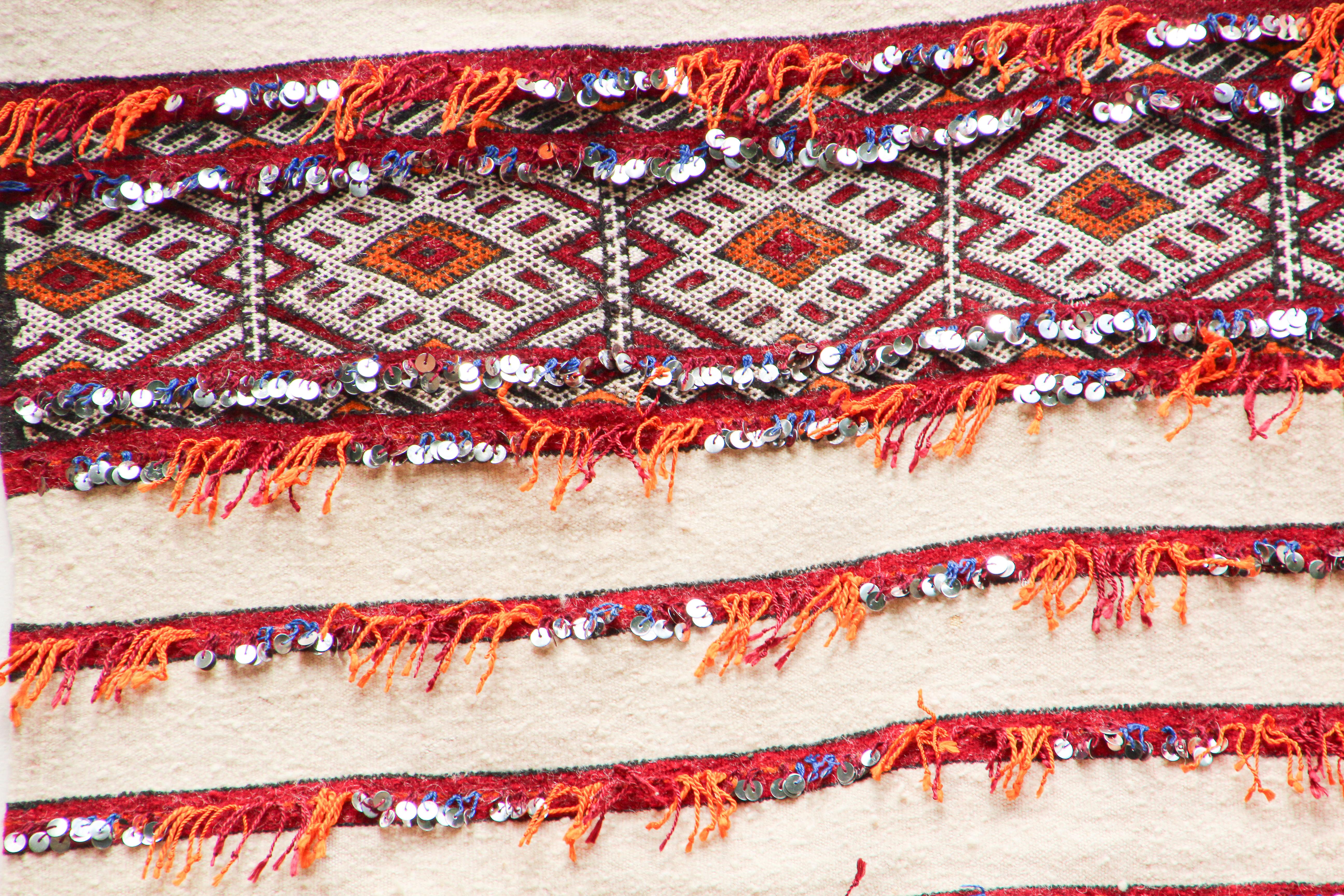 Alfombra de boda tribal marroquí de los años 60 con lentejuelas Norte de África, Handira en Bueno estado para la venta en North Hollywood, CA
