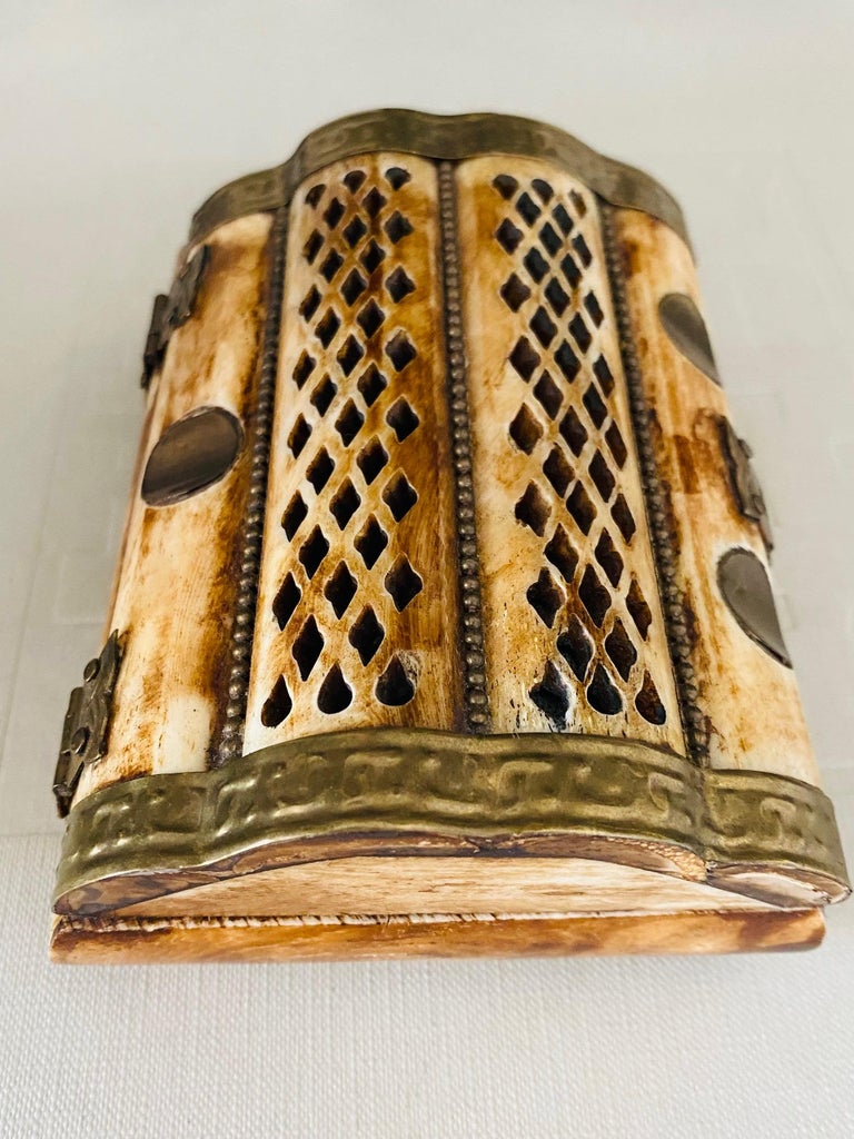Moroccan Trinket Box in Bone and Hammered Brass, c. 1960's In Good Condition For Sale In Fort Lauderdale, FL