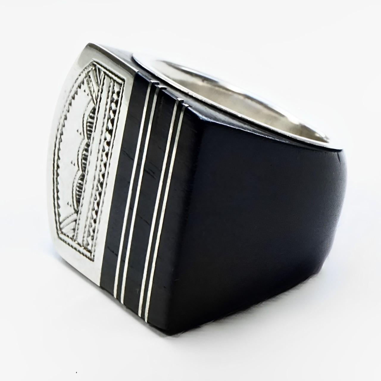 
Bellissimo anello marocchino di grandi dimensioni in argento ed ebano, caratterizzato da un disegno tribale inciso e lineare. È fatta a mano dai Tuareg, un'etnia che abita principalmente il deserto del Sahara. Misura dell'anello UK O 1/2, US 7 1/4.