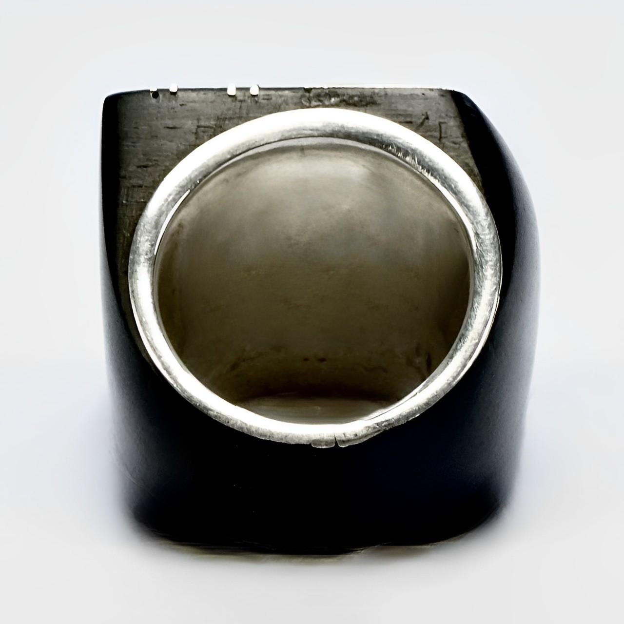 Anello tribale marocchino Tuareg grande in argento ed ebano In condizioni buone in vendita a London, GB