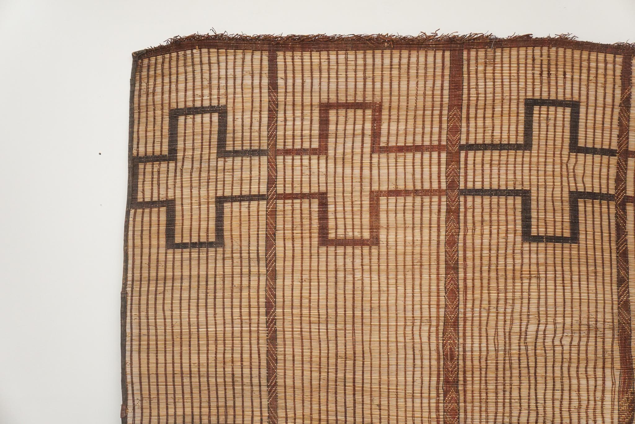 Las alfombras tuareg son fabricadas por las tribus tuareg de Mauritania. Están decoradas con paja cosida y cuero bordado de camello. Con sus diseños geométricos únicos, no hay dos alfombras iguales.