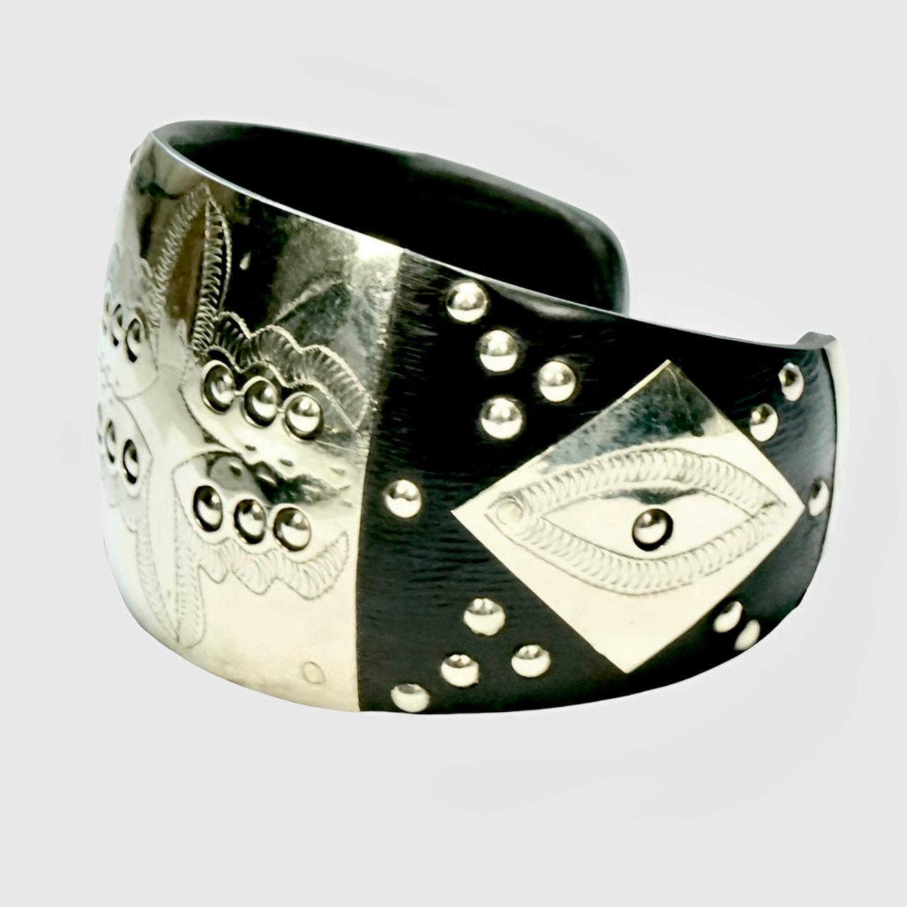 
Wunderschönes breites Armband aus marokkanischem Silber und Ebenholz mit einem geätzten Design und kleinen silbernen Kuppeln. Sie wird von den Tuareg, einem Volk, das hauptsächlich in der Wüste Sahara lebt, in Handarbeit hergestellt.

Das Armband