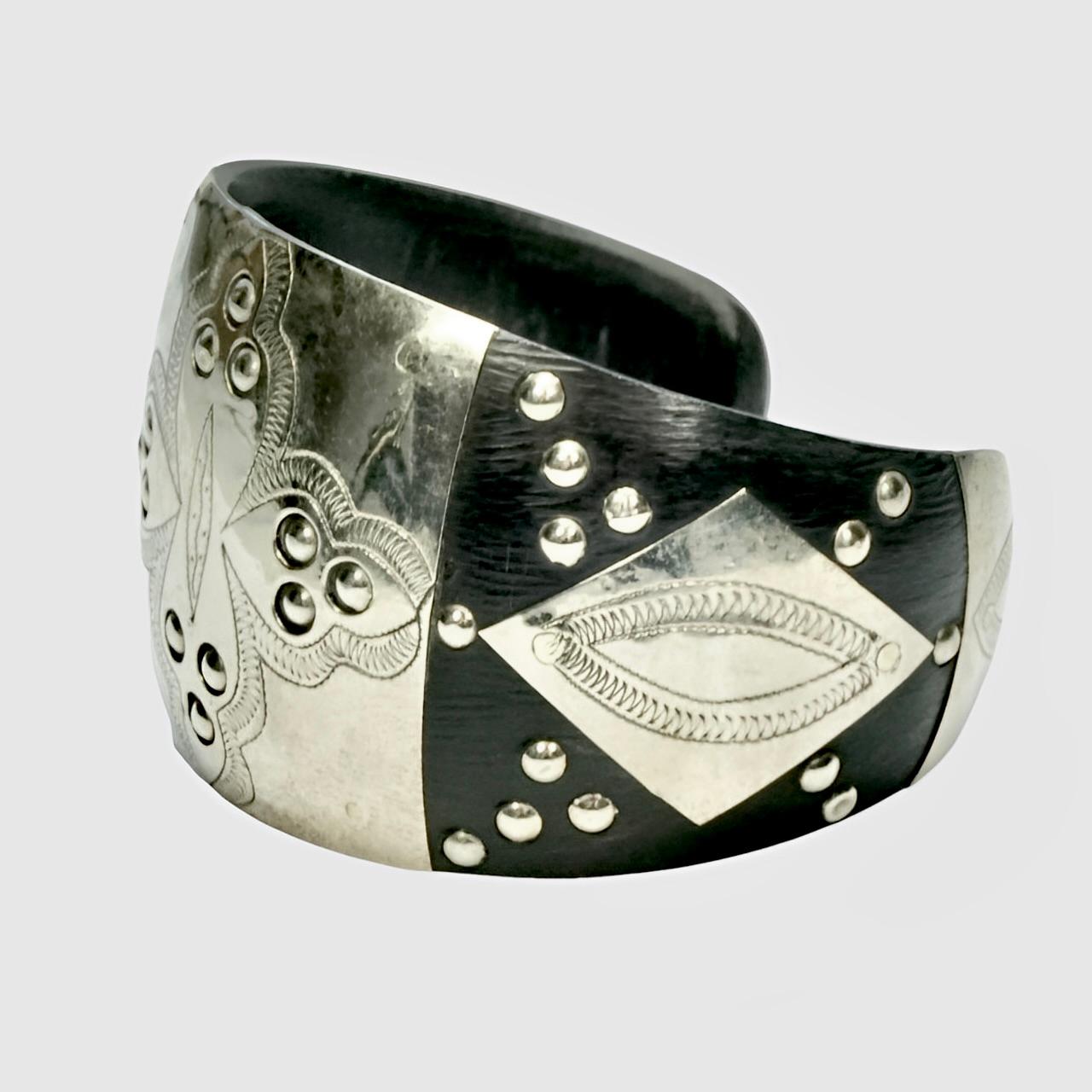 
Wunderschönes breites Armband aus marokkanischem Silber und Ebenholz mit einem geätzten Design und kleinen silbernen Kuppeln. Sie wird von den Tuareg, einem Volk, das hauptsächlich in der Wüste Sahara lebt, in Handarbeit hergestellt.

Das Armband