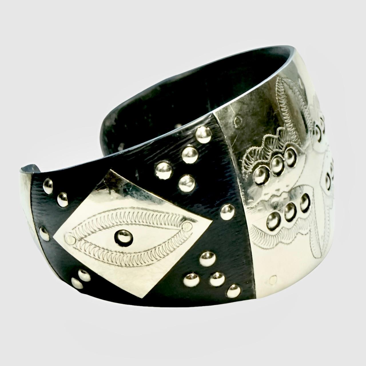 Marokkanisches Tuareg-Armband aus breitem Silber und Ebenholz (Kunsthandwerker*in) im Angebot