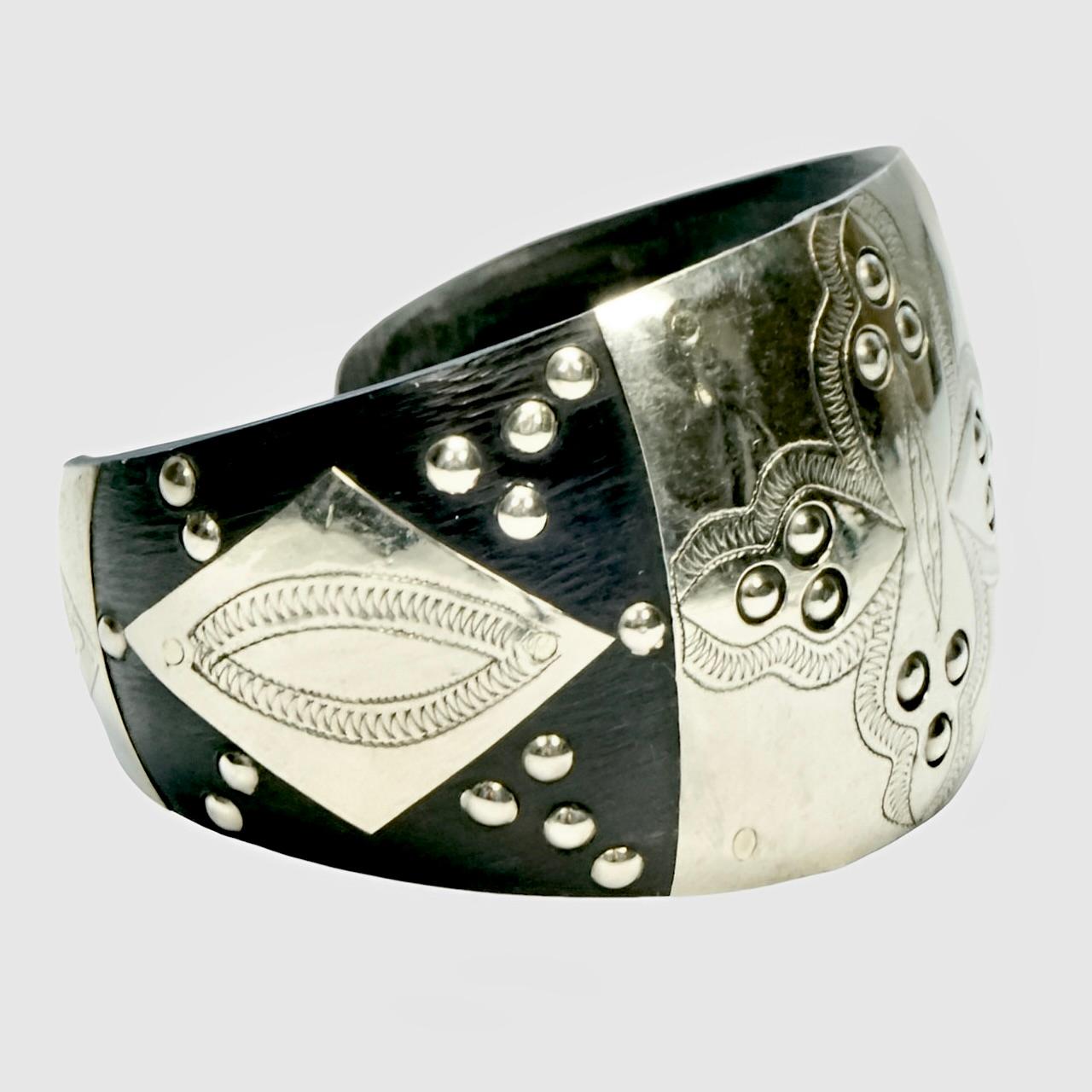 Marokkanisches Tuareg-Armband aus breitem Silber und Ebenholz (Kunsthandwerker*in) im Angebot