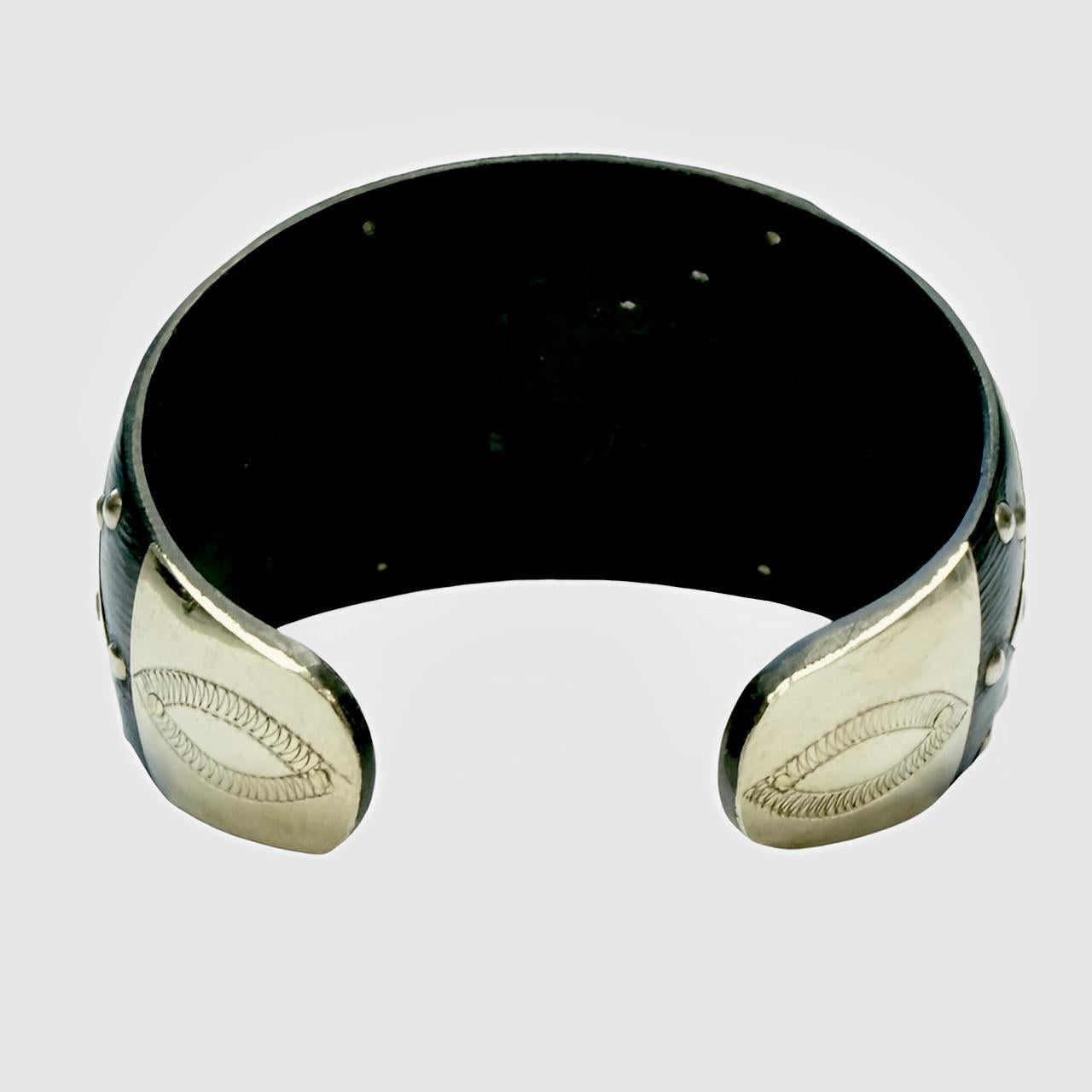 Marokkanisches Tuareg-Armband aus breitem Silber und Ebenholz im Zustand „Gut“ im Angebot in London, GB