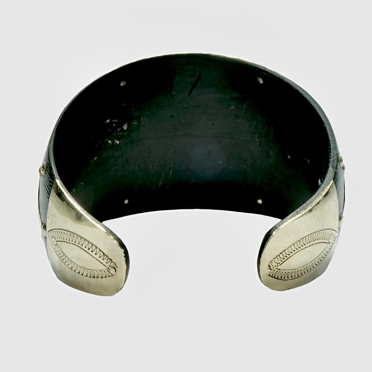 Marokkanisches Tuareg-Armband aus breitem Silber und Ebenholz im Zustand „Gut“ im Angebot in London, GB