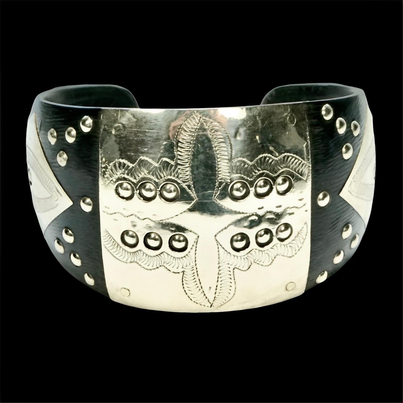 Marokkanisches Tuareg-Armband aus breitem Silber und Ebenholz für Damen oder Herren im Angebot