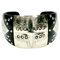 Marokkanisches Tuareg-Armband aus breitem Silber und Ebenholz