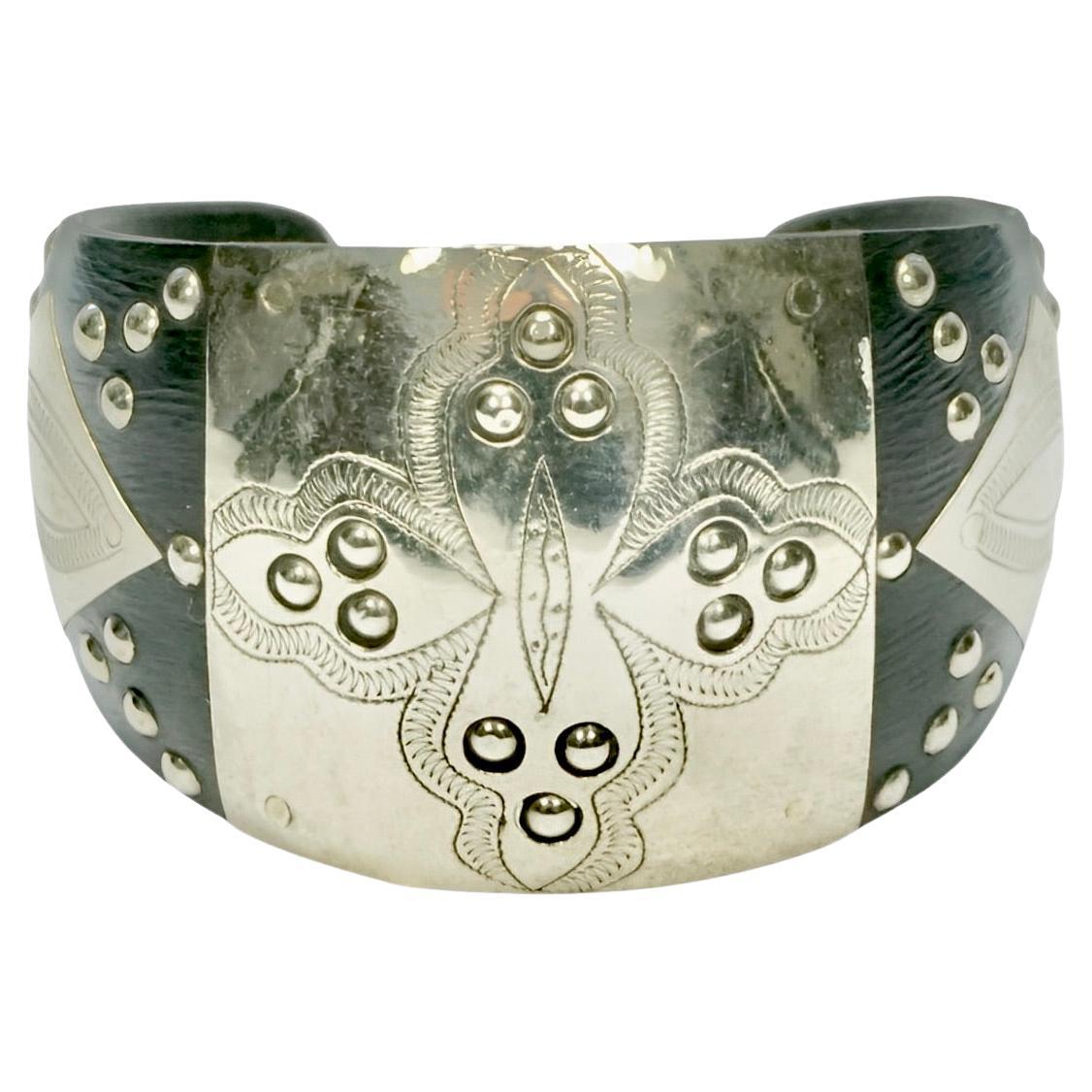 Marokkanisches Tuareg-Armband aus breitem Silber und Ebenholz im Angebot