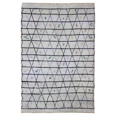 Marokkanischer Tulu-Teppich auf elfenbeinfarbenem Hintergrund mit schwarzen Diamantformen 