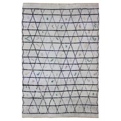 Tapis marocain Tulu sur fond ivoire avec diamant noir par Keivan Woven Arts