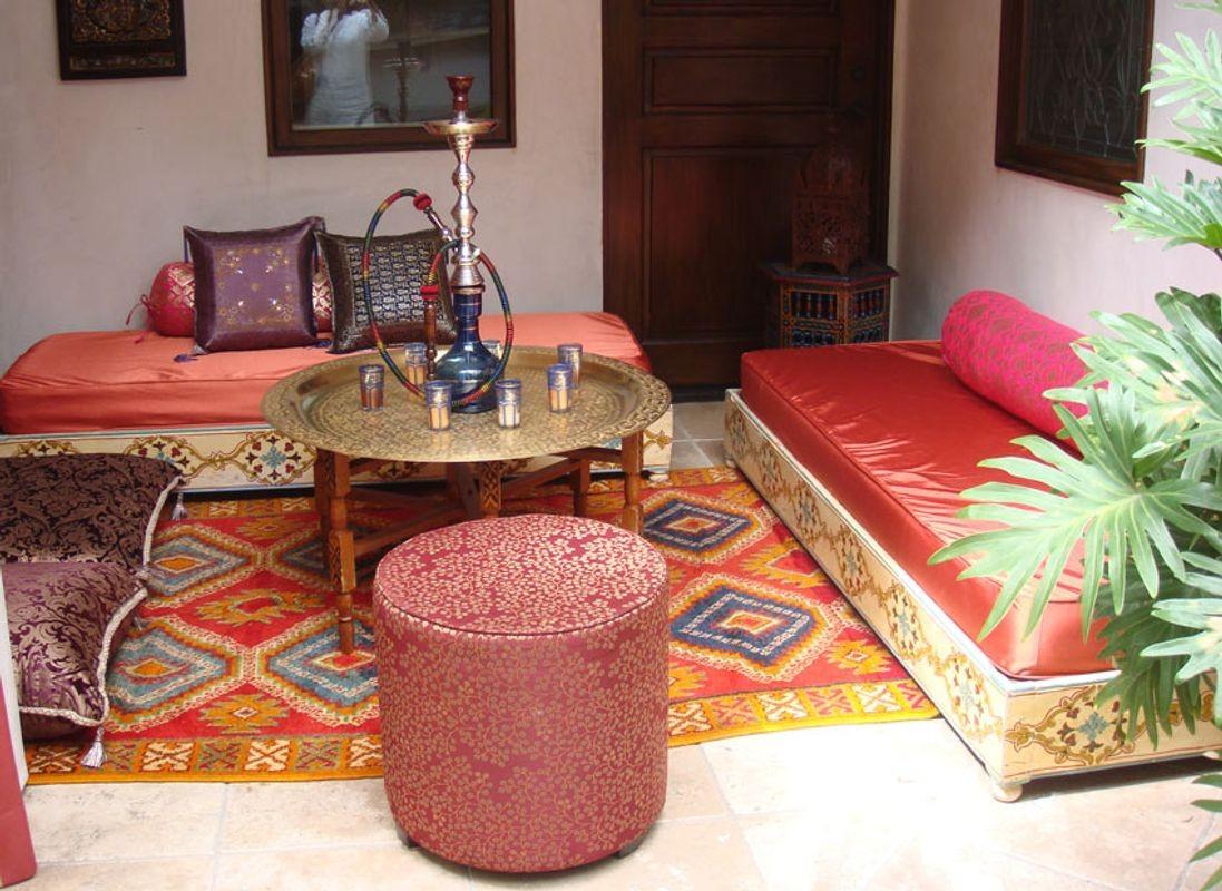 Mauresque Pouf marocain tapissé de tissu rouge et or en vente