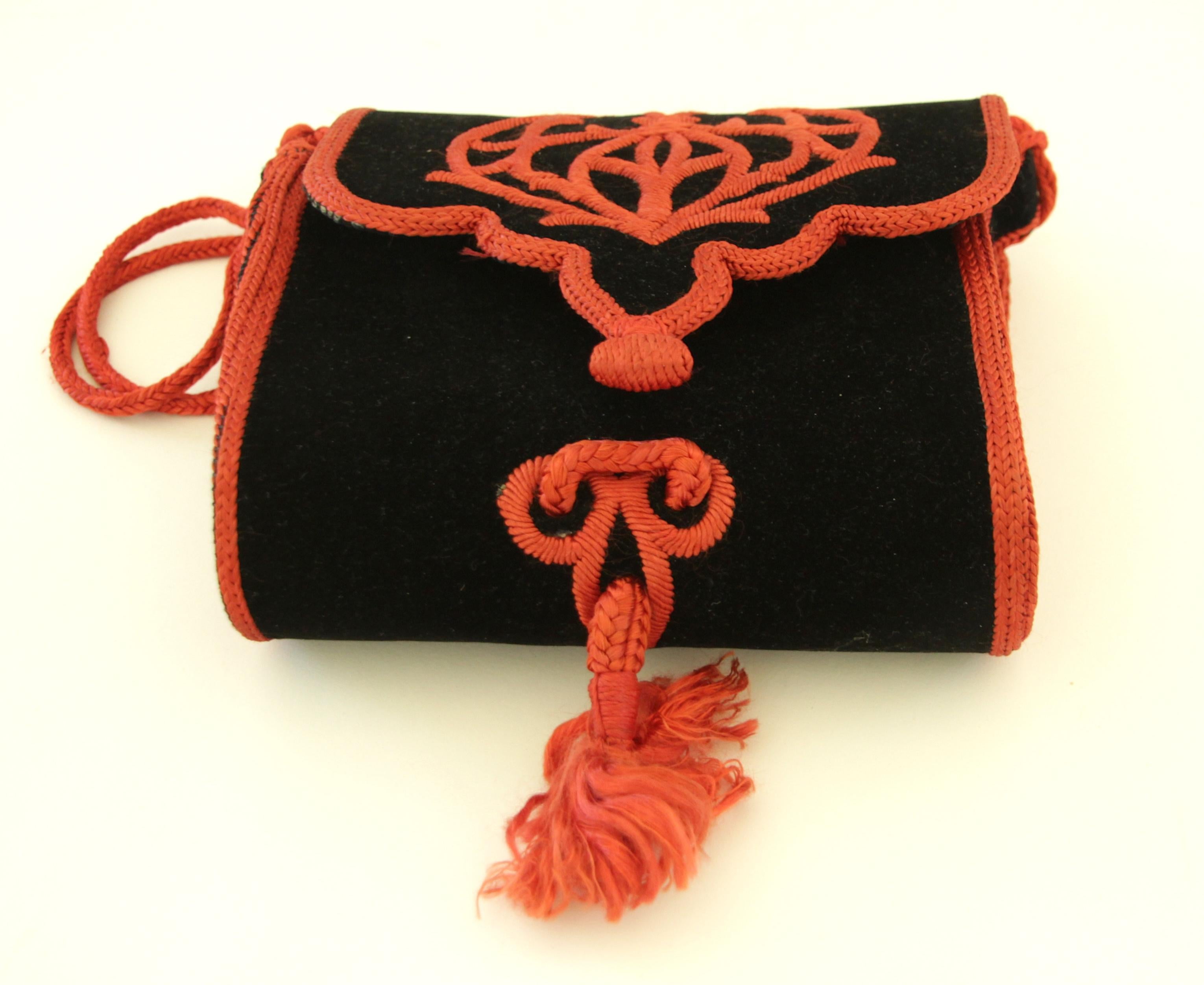 Borsa Boho in velluto marocchino ricamato degli anni '60 in nero e rosso in vendita 5