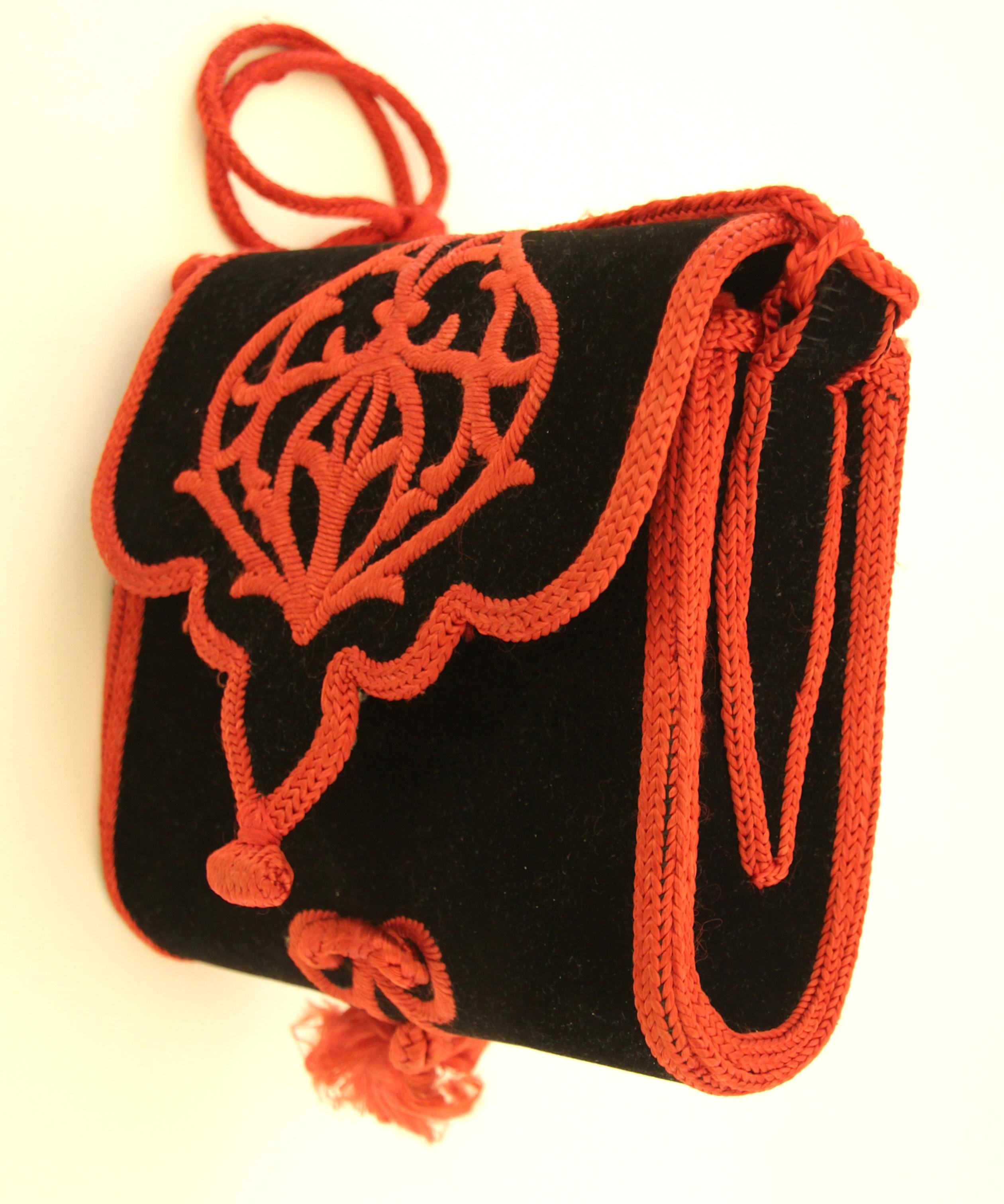 Borsa Boho in velluto marocchino ricamato degli anni '60 in nero e rosso in vendita 6