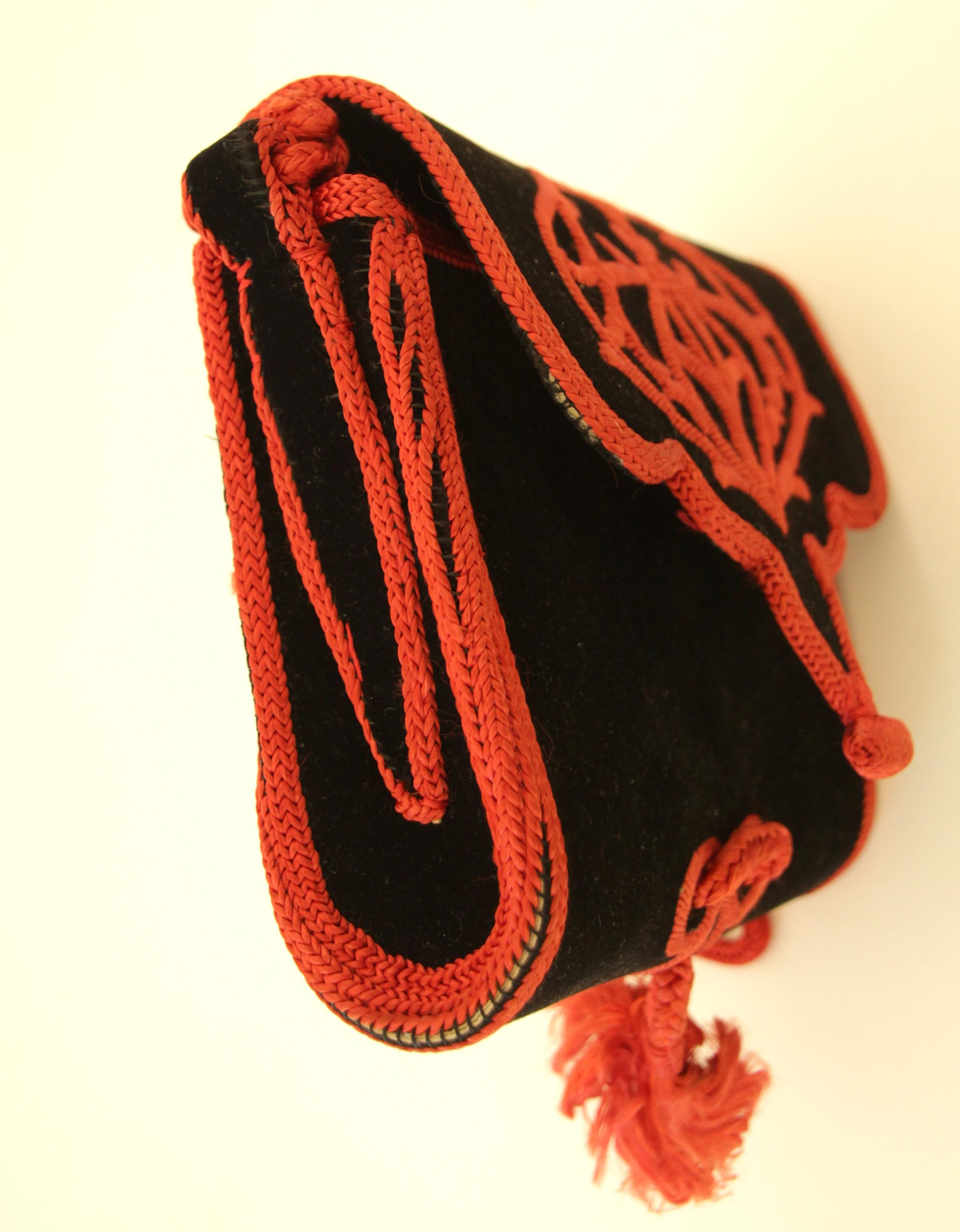 Borsa Boho in velluto marocchino ricamato degli anni '60 in nero e rosso in vendita 7