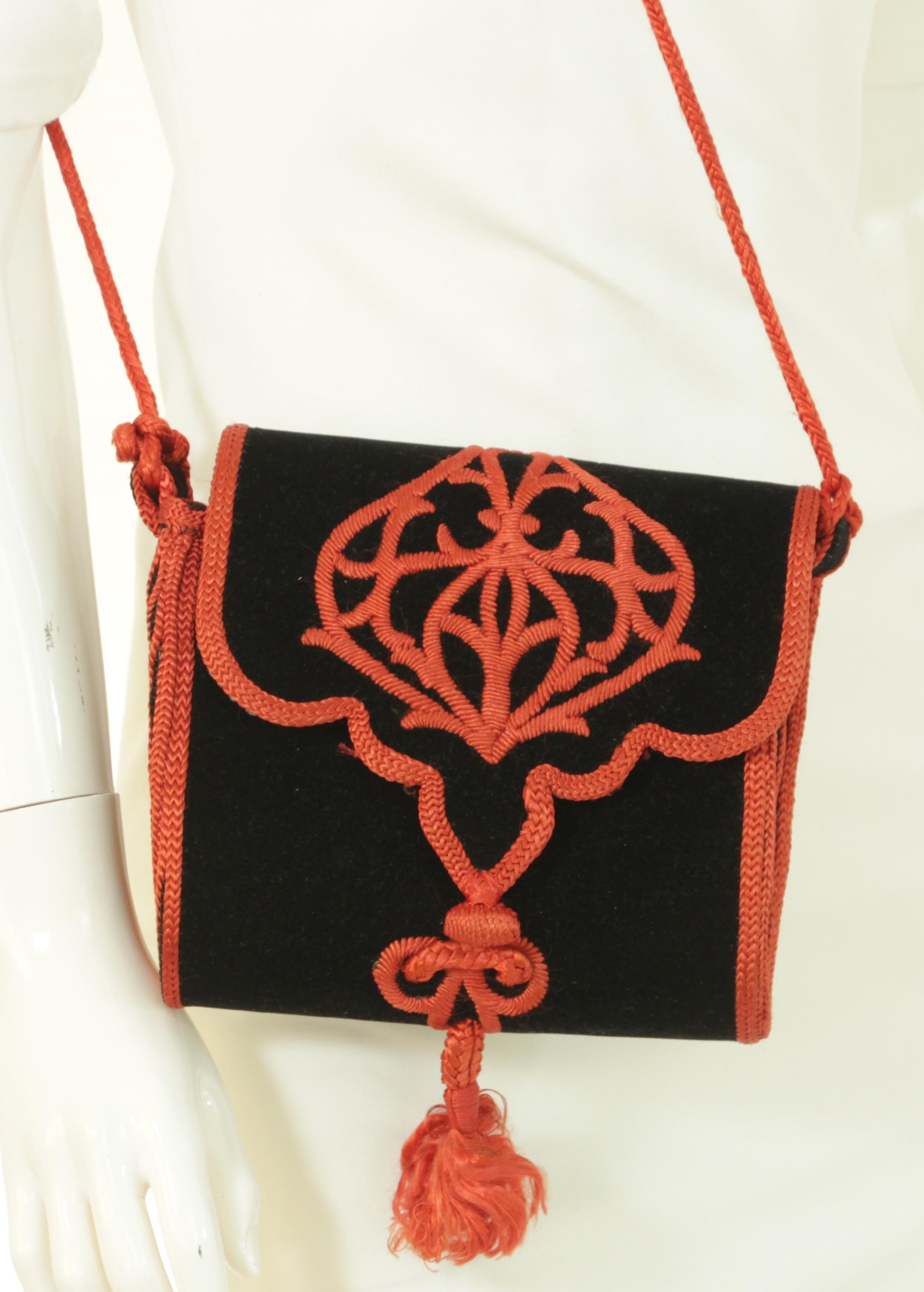 Borsa Boho in velluto marocchino ricamato degli anni '60 in nero e rosso in vendita 8