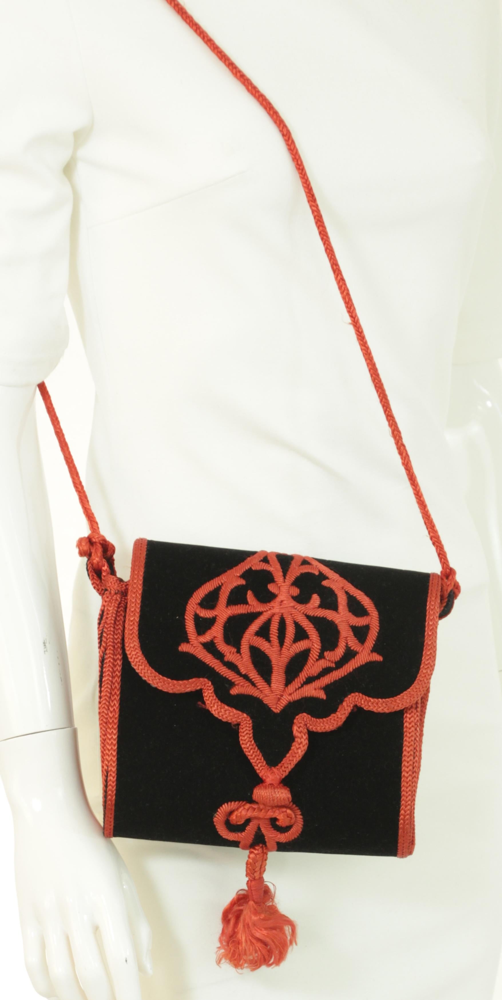 Borsa Boho in velluto marocchino ricamato degli anni '60 in nero e rosso in vendita 9