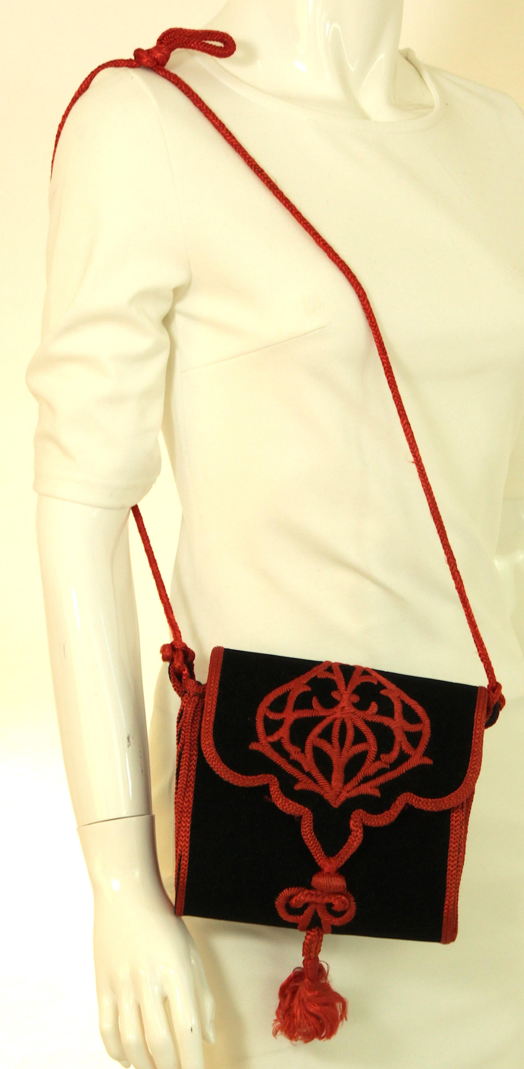 Ricamato  Borsa crossbody marocchina in velluto nero e rosso ricamato anni '60.
Borsa vintage berbera ricamata a mano in nero e rosso.
Borsa artigianale in velluto marocchino con ricamo tradizionale nero e motivo moresco rosso.
Questa mini borsa