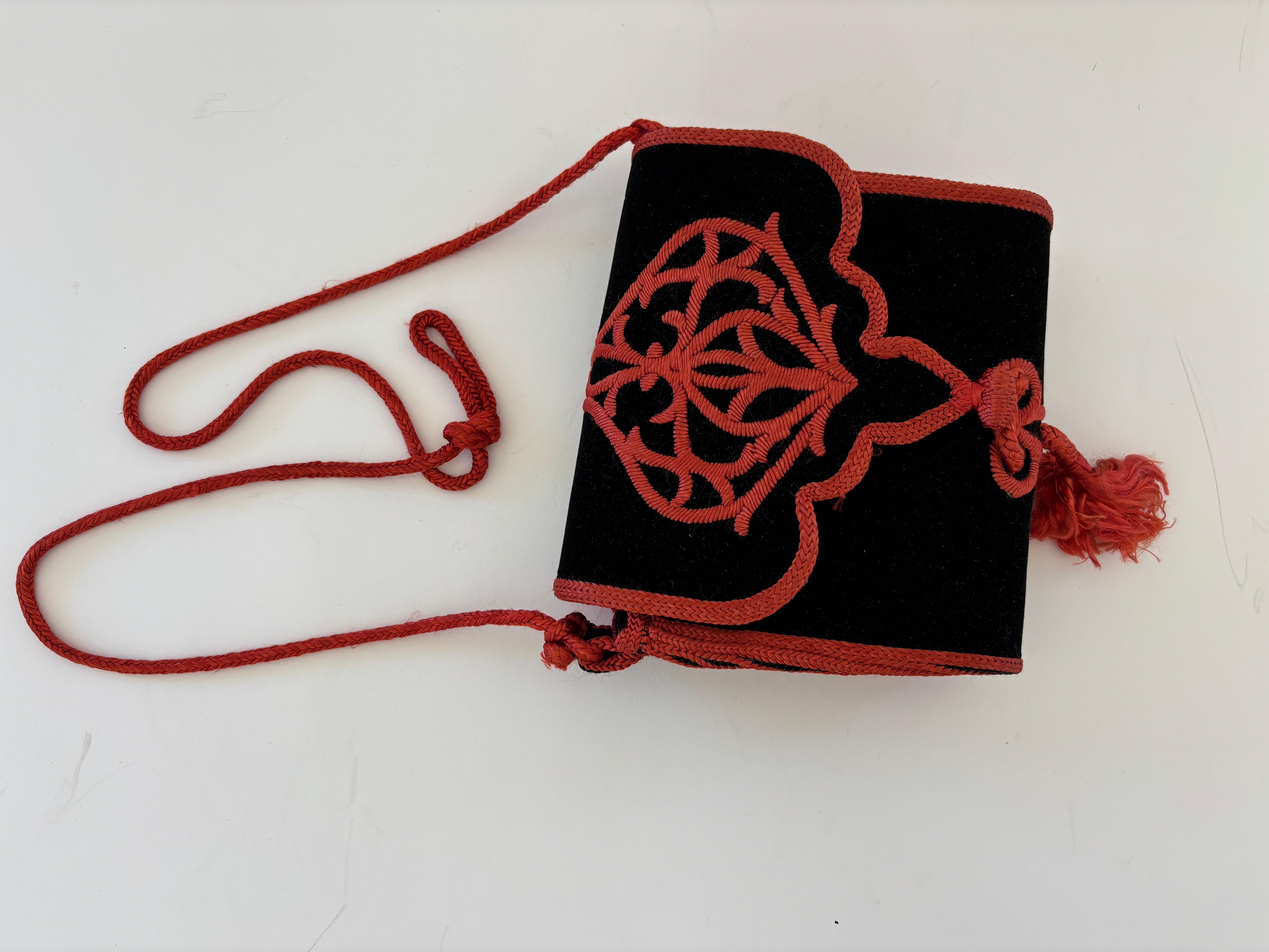 Nero Borsa Boho in velluto marocchino ricamato degli anni '60 in nero e rosso in vendita