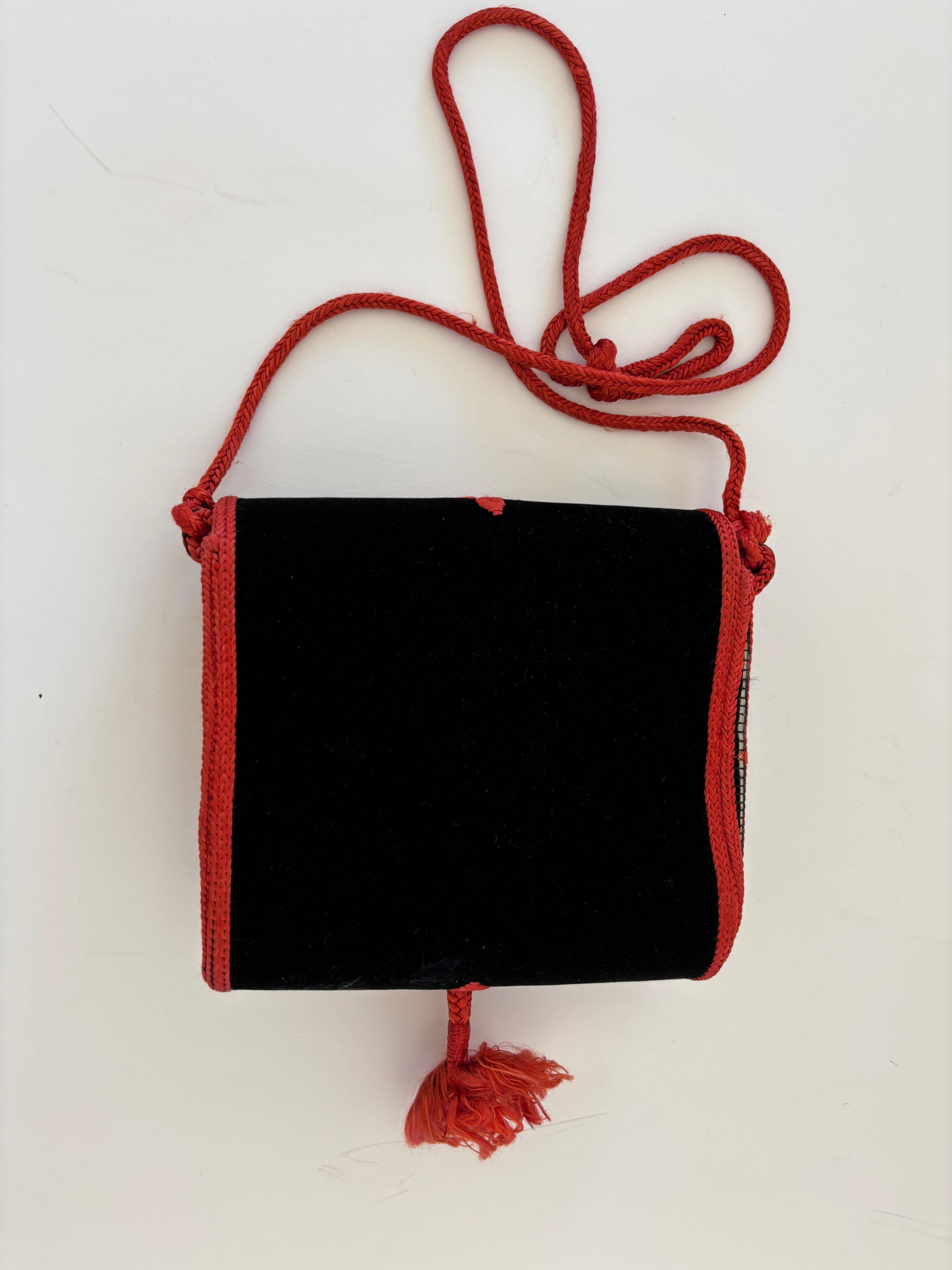 Borsa Boho in velluto marocchino ricamato degli anni '60 in nero e rosso In condizioni buone in vendita a North Hollywood, CA