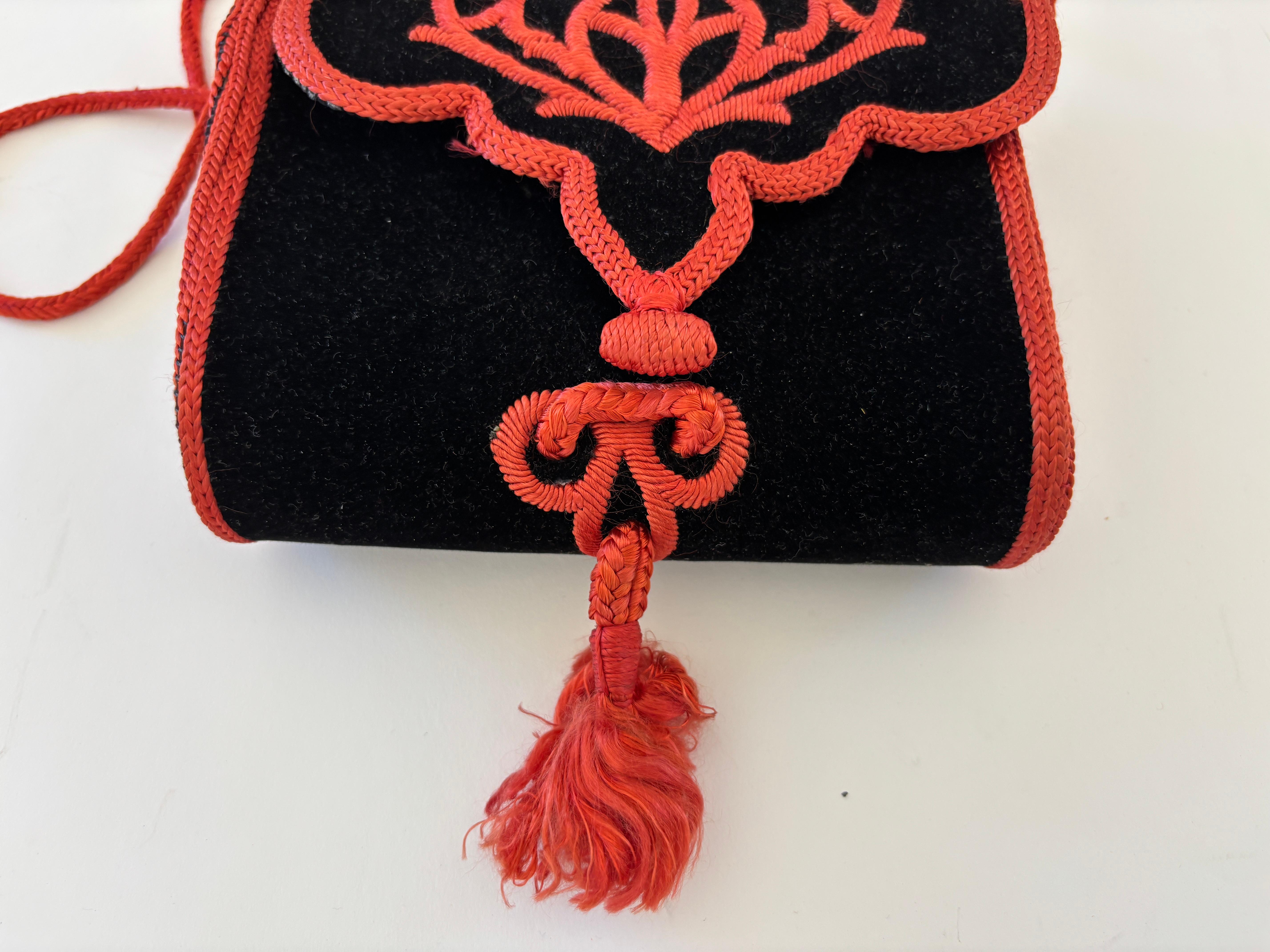 da uomo o donna Borsa Boho in velluto marocchino ricamato degli anni '60 in nero e rosso in vendita