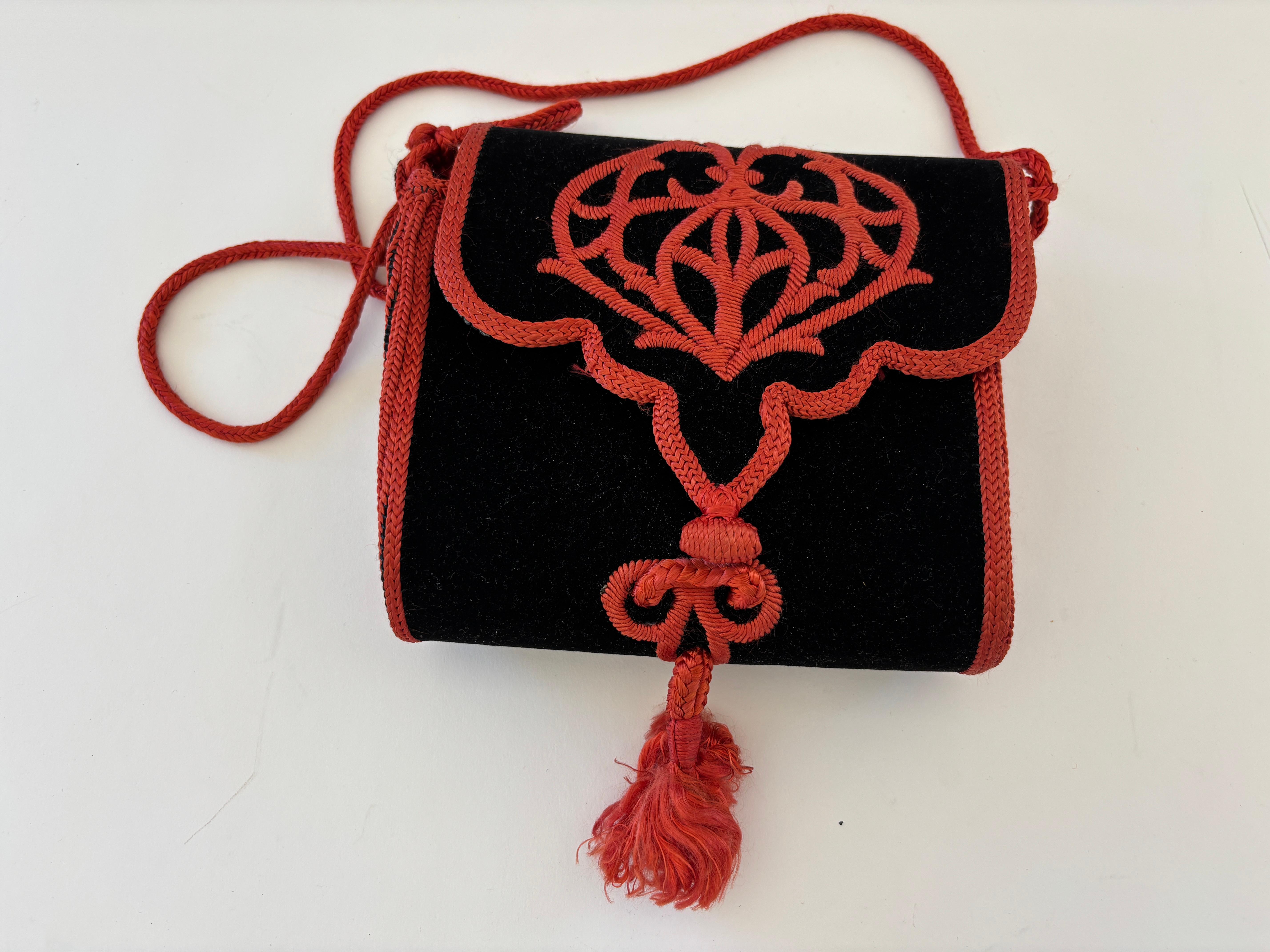 Borsa Boho in velluto marocchino ricamato degli anni '60 in nero e rosso in vendita 1