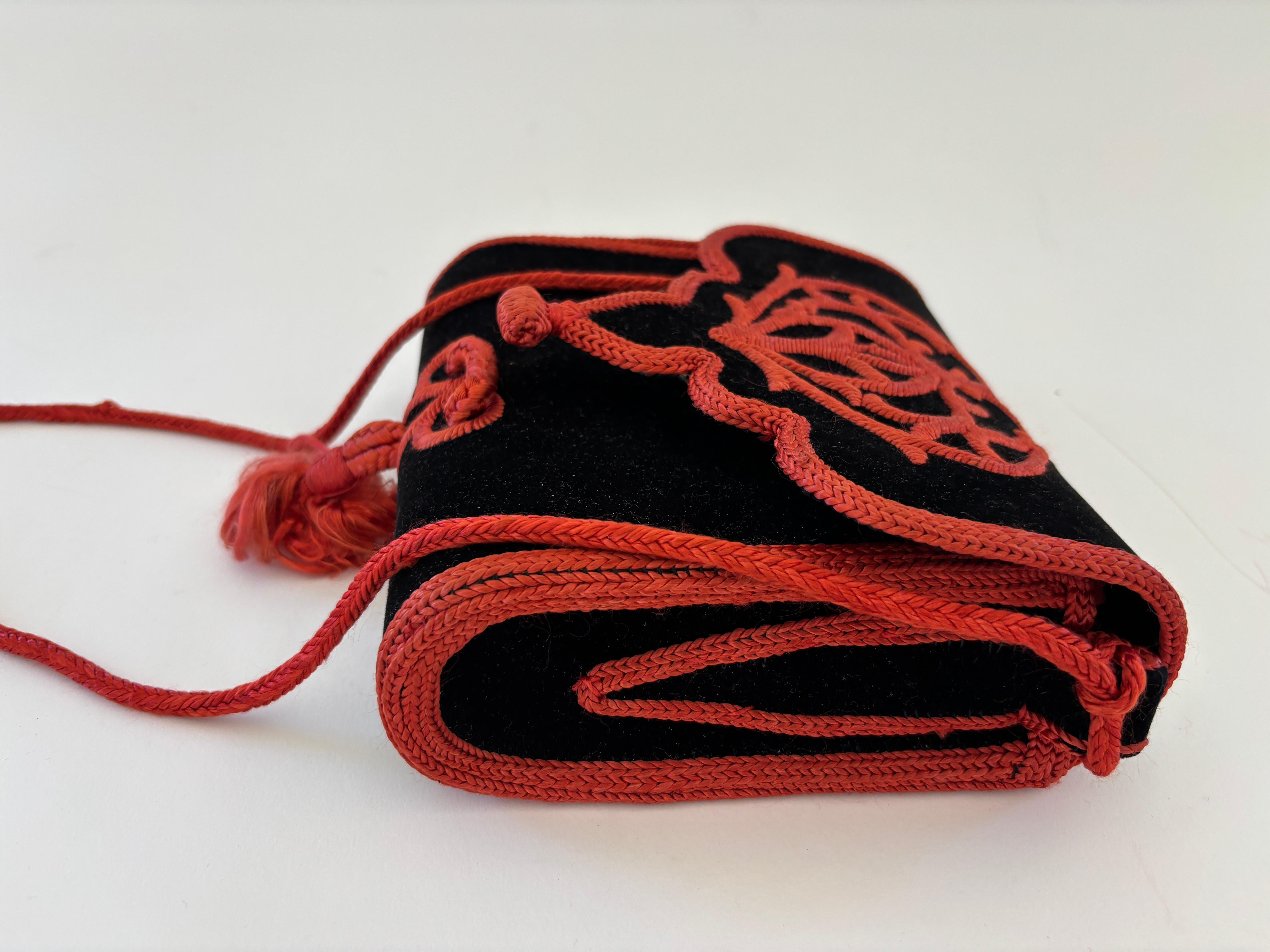 Borsa Boho in velluto marocchino ricamato degli anni '60 in nero e rosso in vendita 2