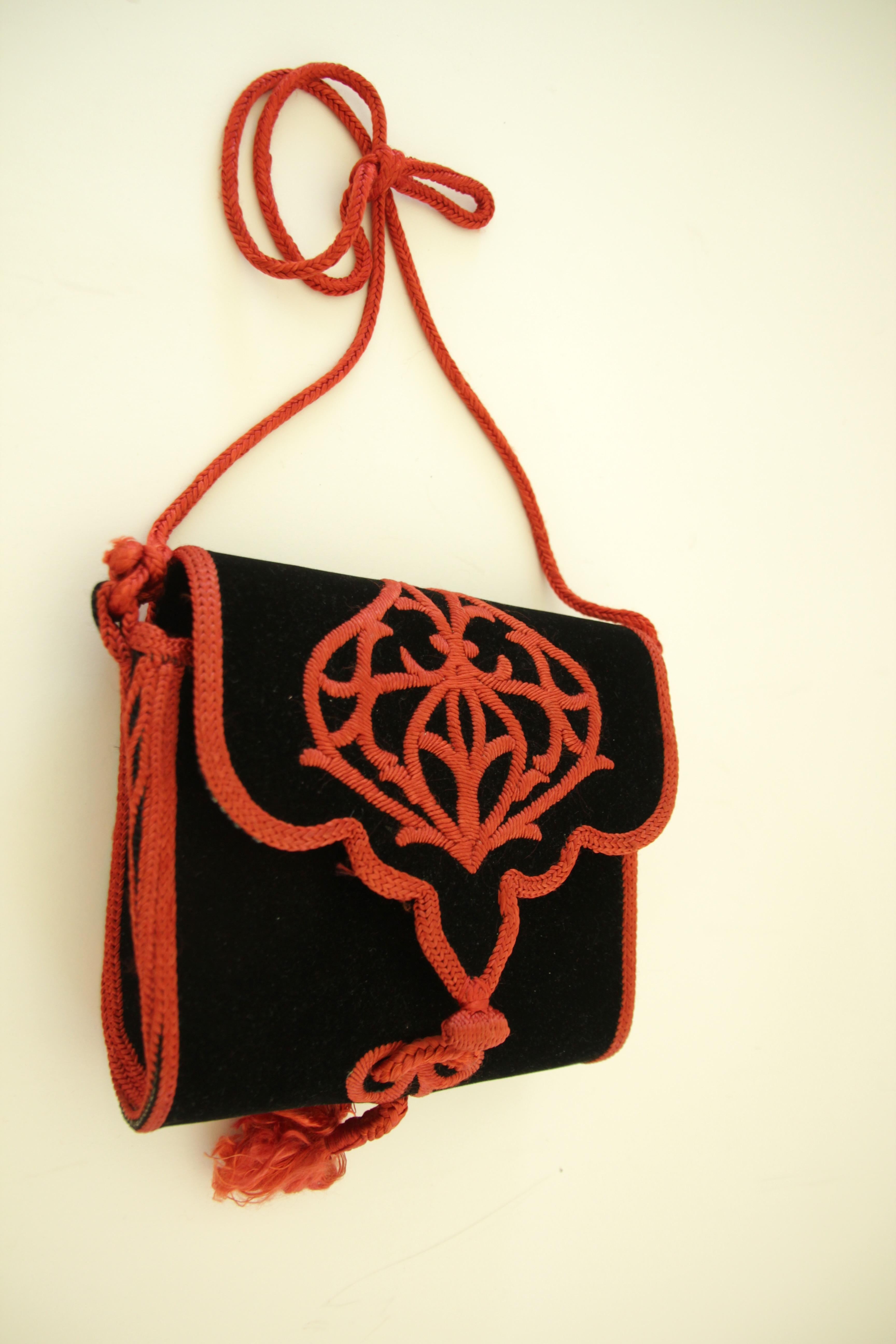 Borsa Boho in velluto marocchino ricamato degli anni '60 in nero e rosso in vendita 3