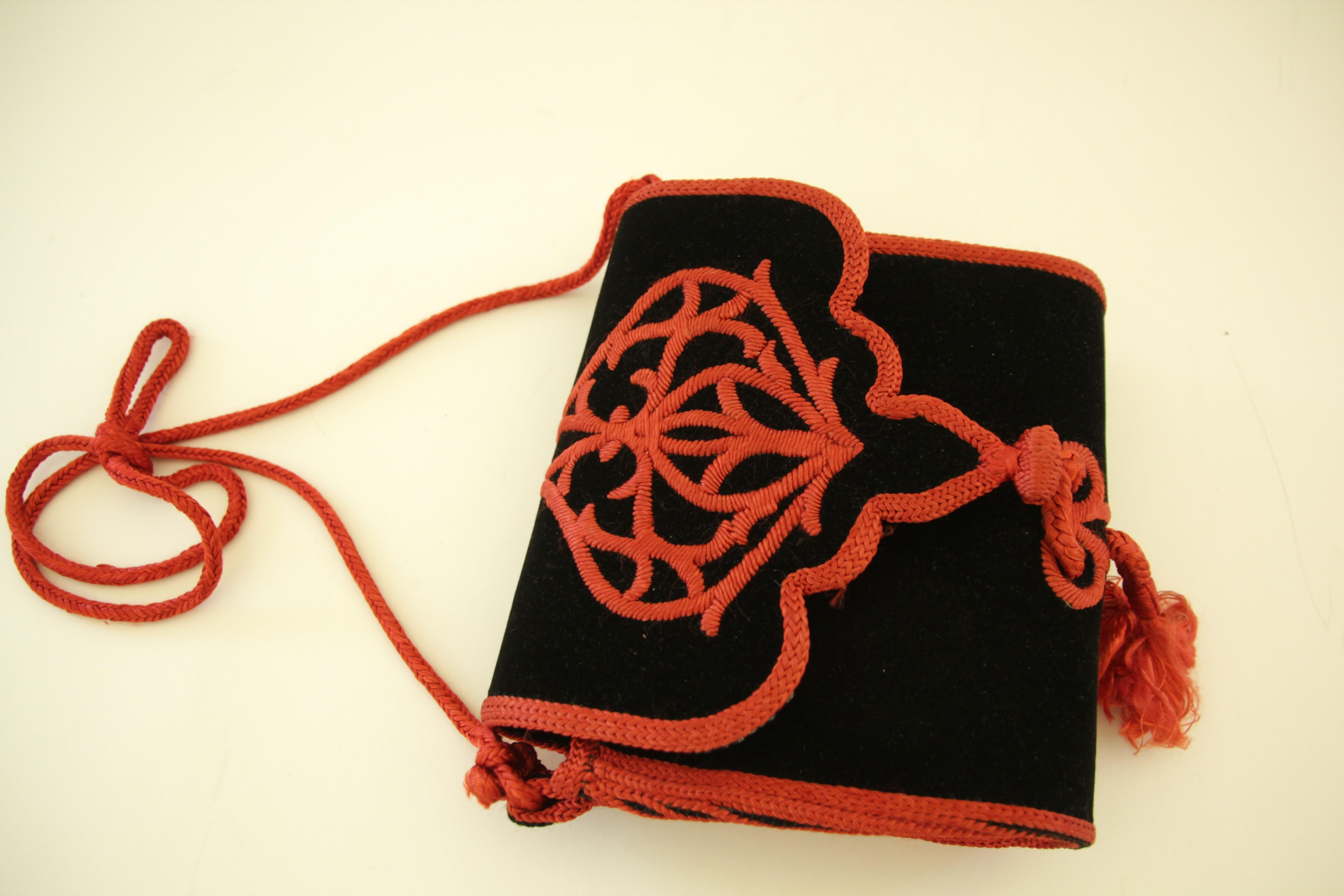 Borsa Boho in velluto marocchino ricamato degli anni '60 in nero e rosso in vendita 4