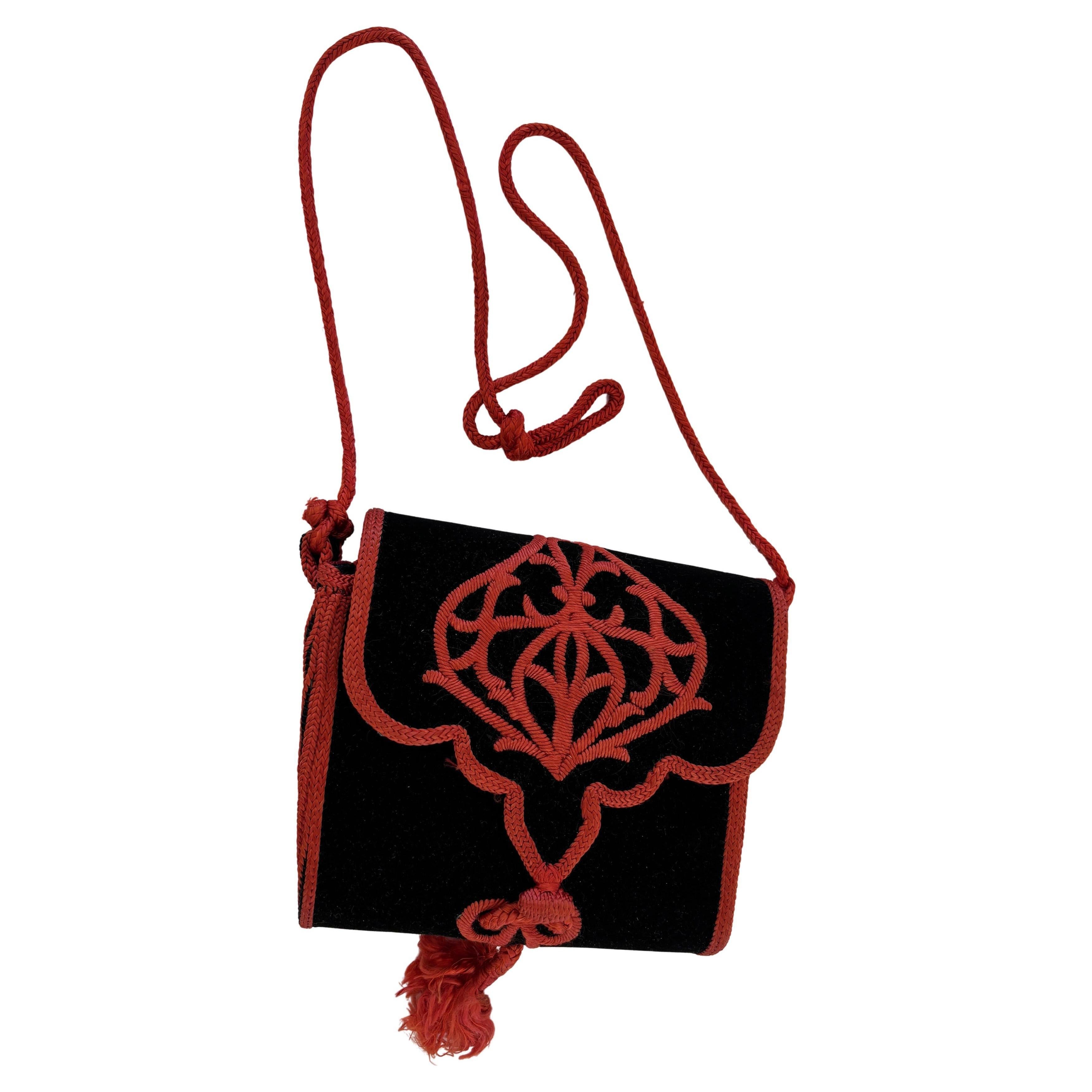 Borsa Boho in velluto marocchino ricamato degli anni '60 in nero e rosso