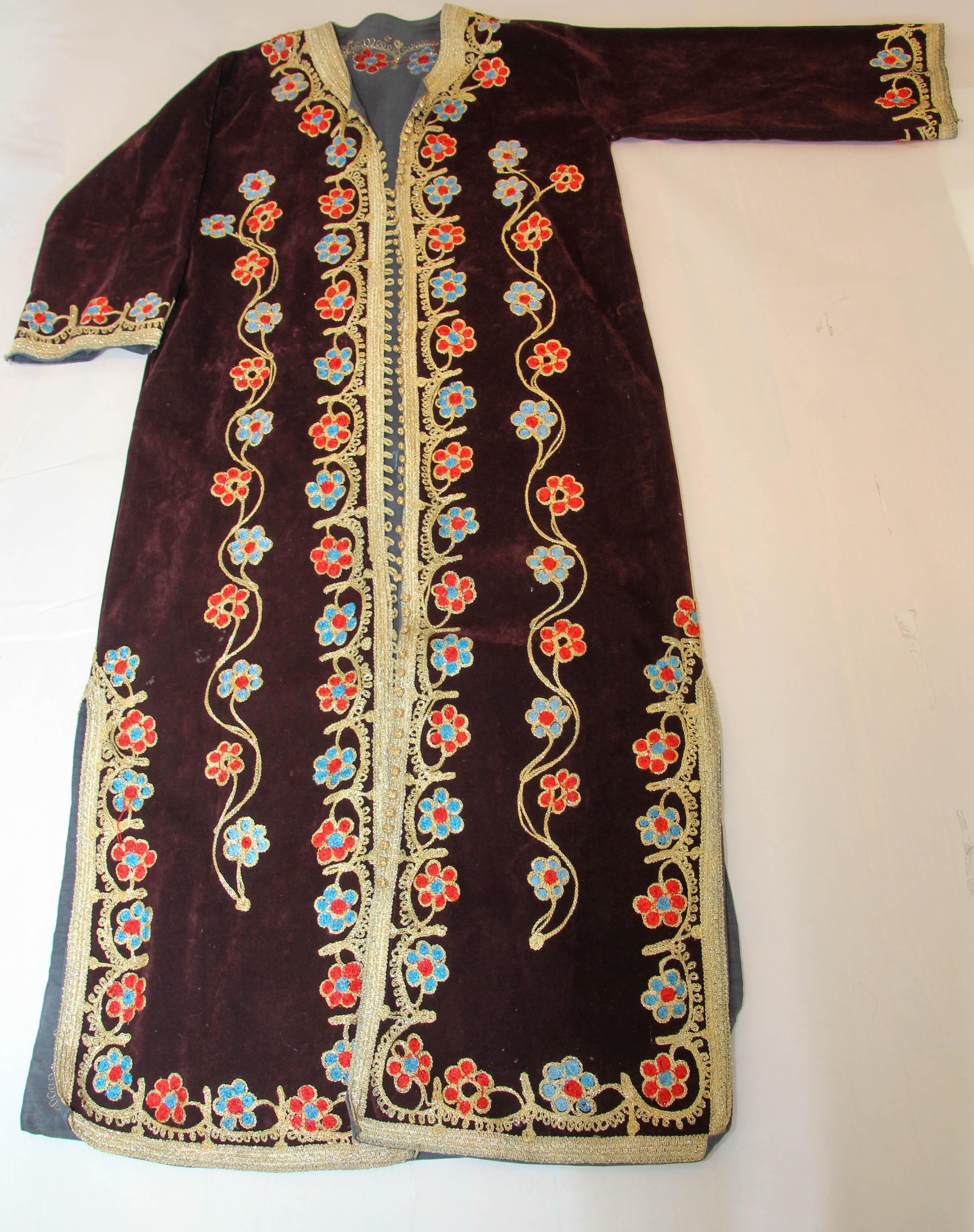 1960s Moroccan Velvet Kaftan Embroidered Vintage Bohemian Caftan For Sale 16