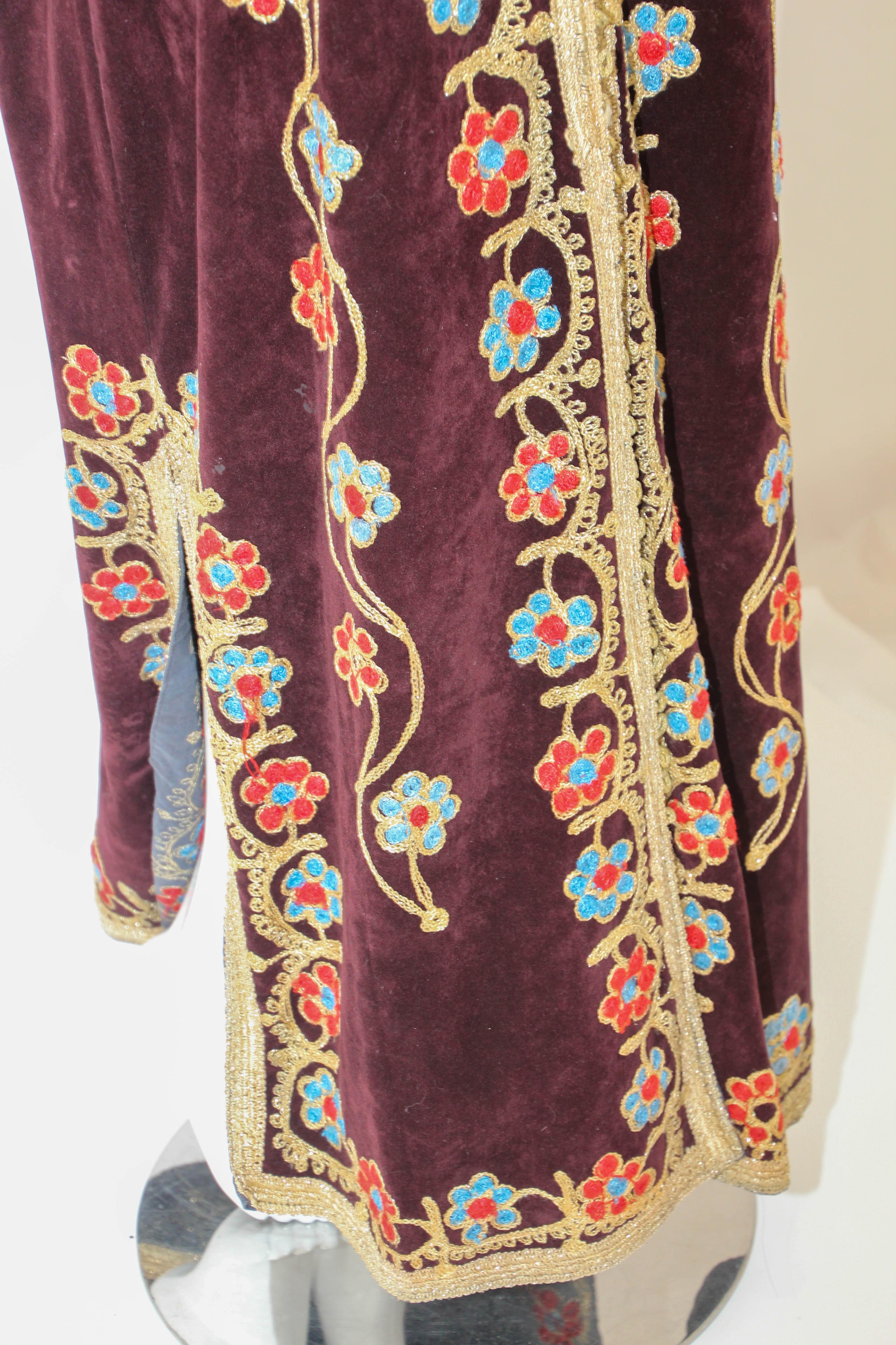1960s Moroccan Velvet Kaftan Embroidered Vintage Bohemian Caftan For Sale 5
