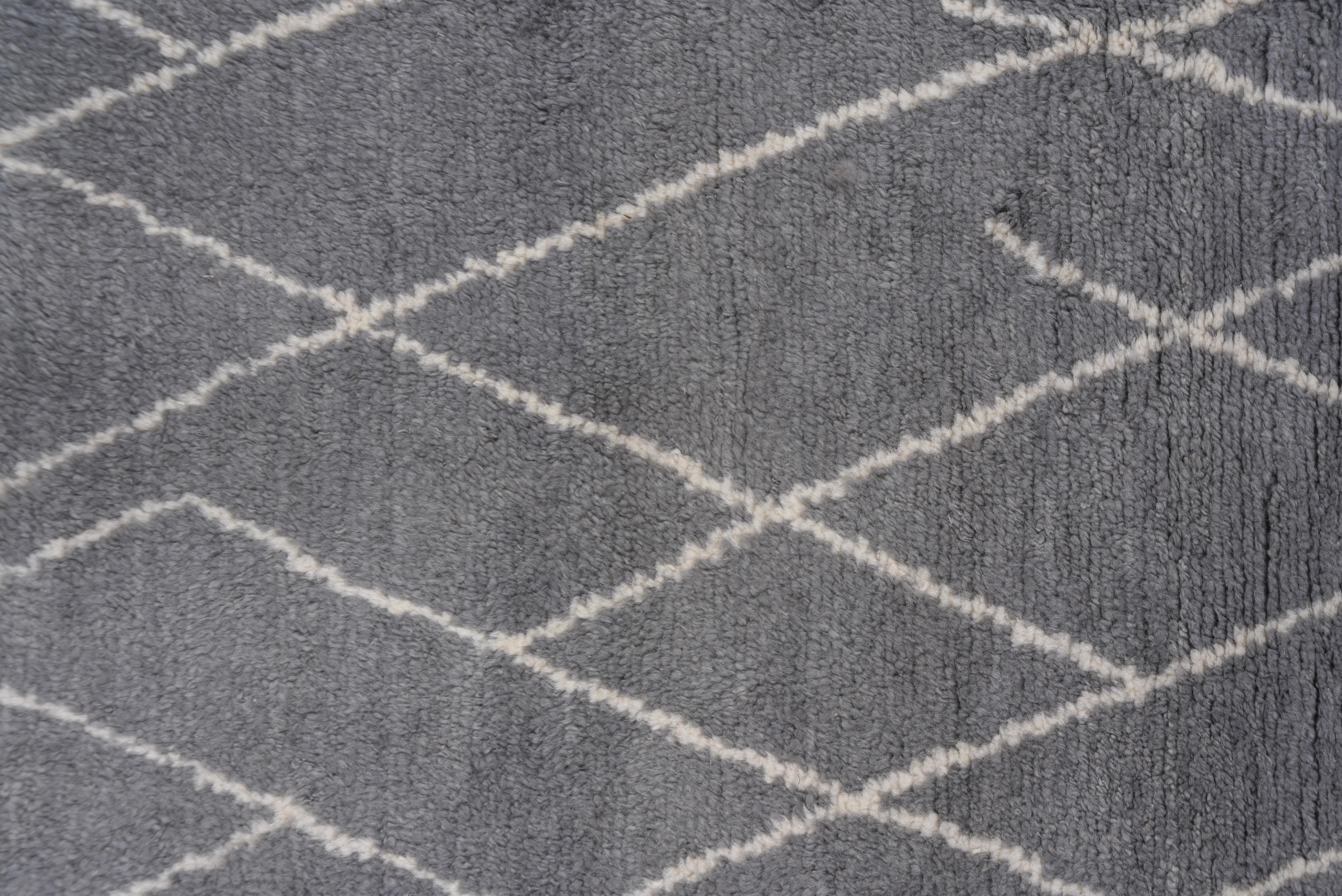 Moroccan Village Rug Grey and White Diamond ` In Excellent Condition For Sale In New York, NY
