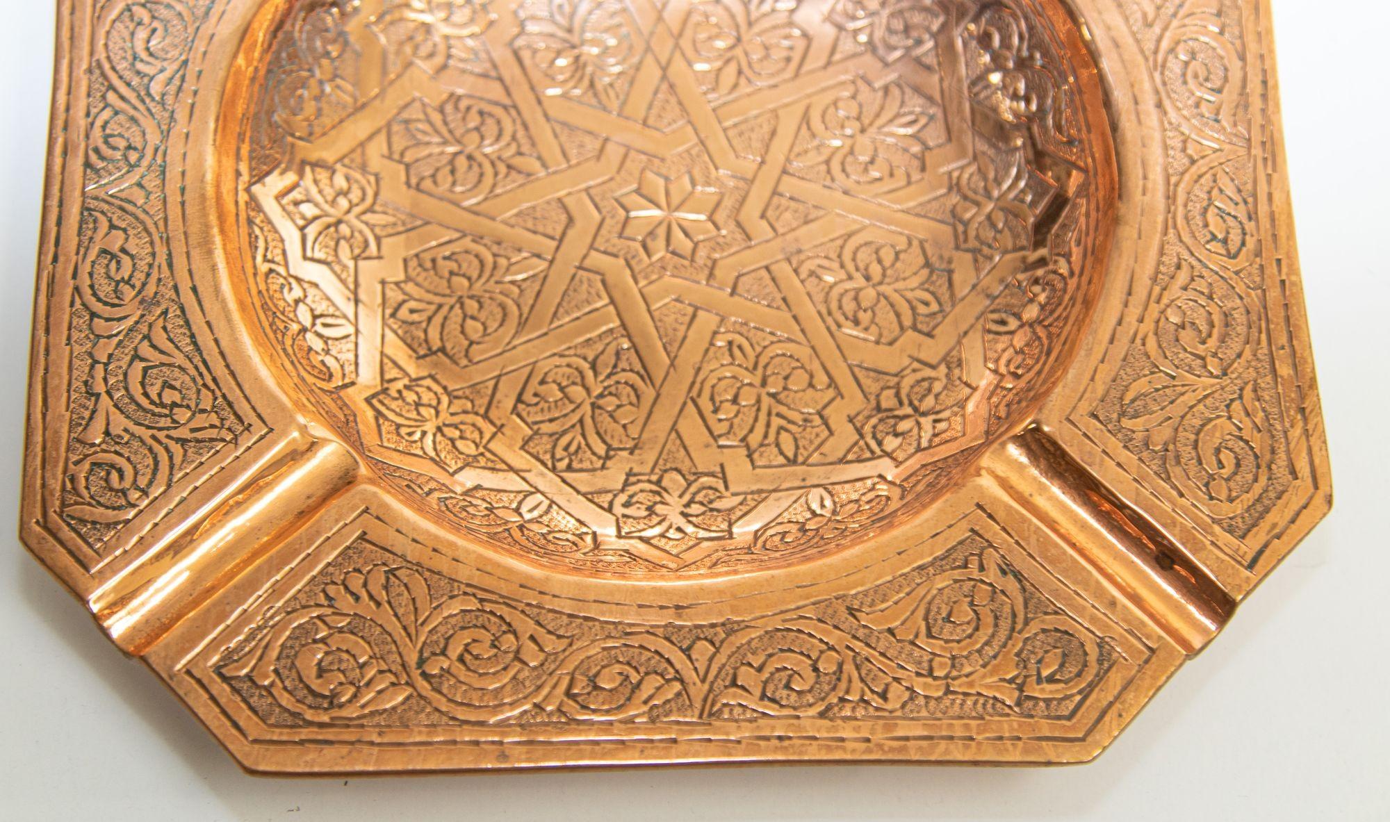 Moroccan Vintage Ashtray Hammered Copper Moorish Design Octagonal Dish 1950's In Good Condition In North Hollywood, CA