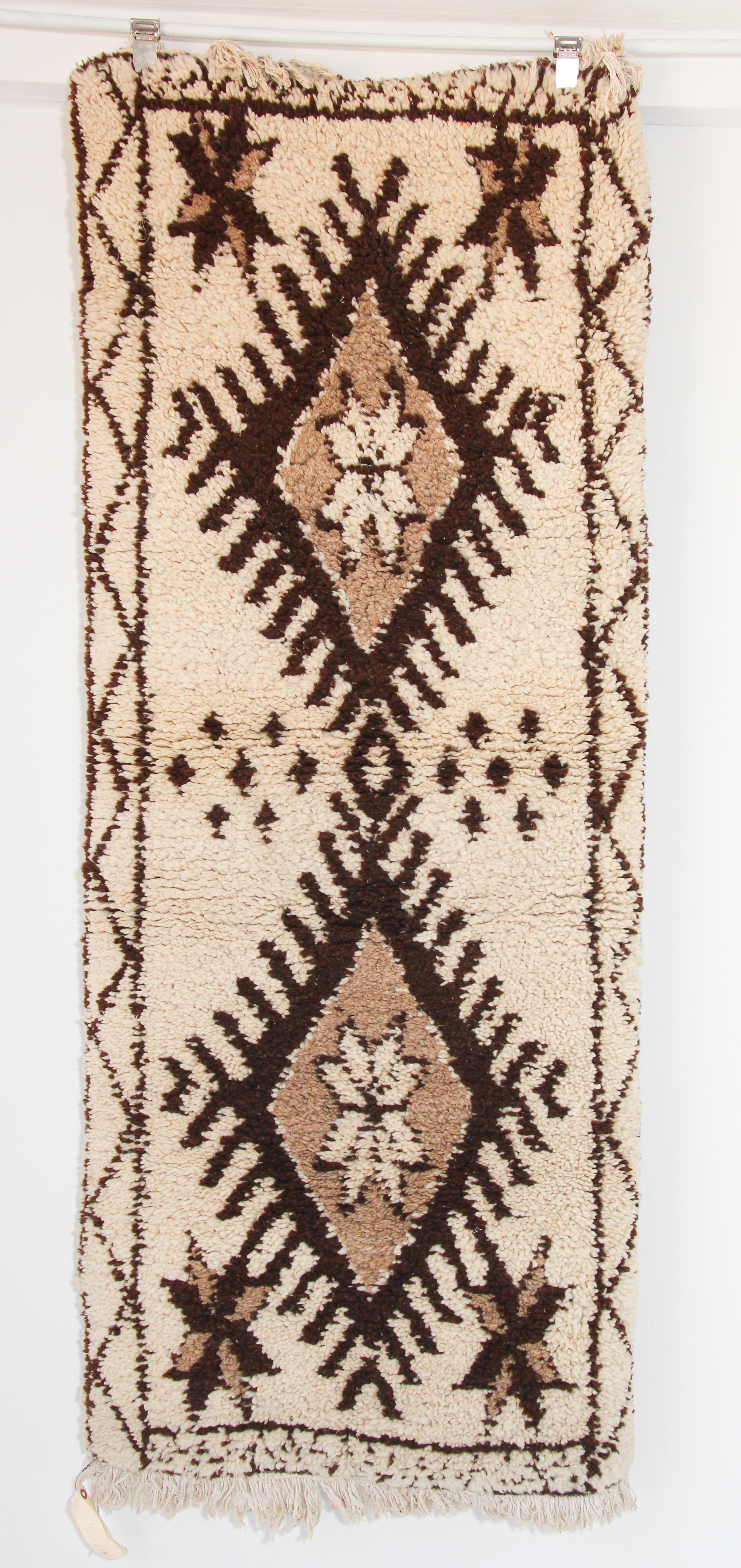 Wonderful example of Moroccan Berber textile weaving from the high atlas region.
Beautiful Azilal tribal African rug from Morocco, handcrafted from wool and cotton.
This Moroccan runner features contemporary abstract geometrical designs, vibrant and