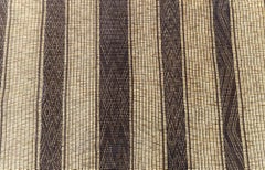 Tapis marocain vintage beige et marron, en roseau et cuir touareg