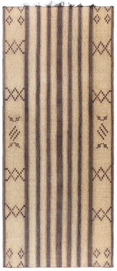 Tapis marocain vintage beige et marron, en roseau et cuir touareg