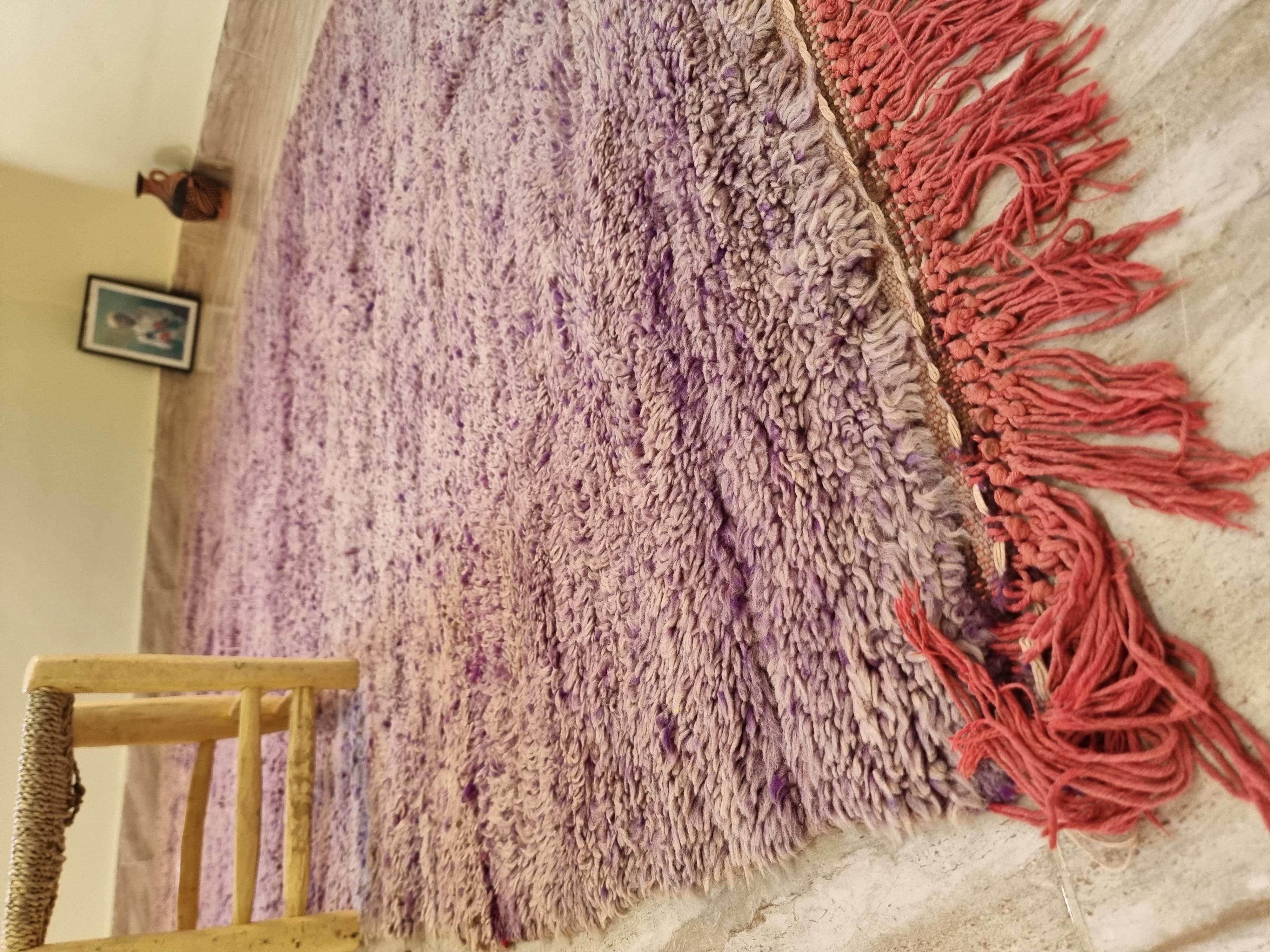 Rare tapis marocain vintage.
Chaque tapis possède son identité unique. Avoir un tapis unique à la maison avec une belle histoire représente une vie remplie d'antécédents historiques et significatifs. Chacun de nos tapis nécessite de longues heures