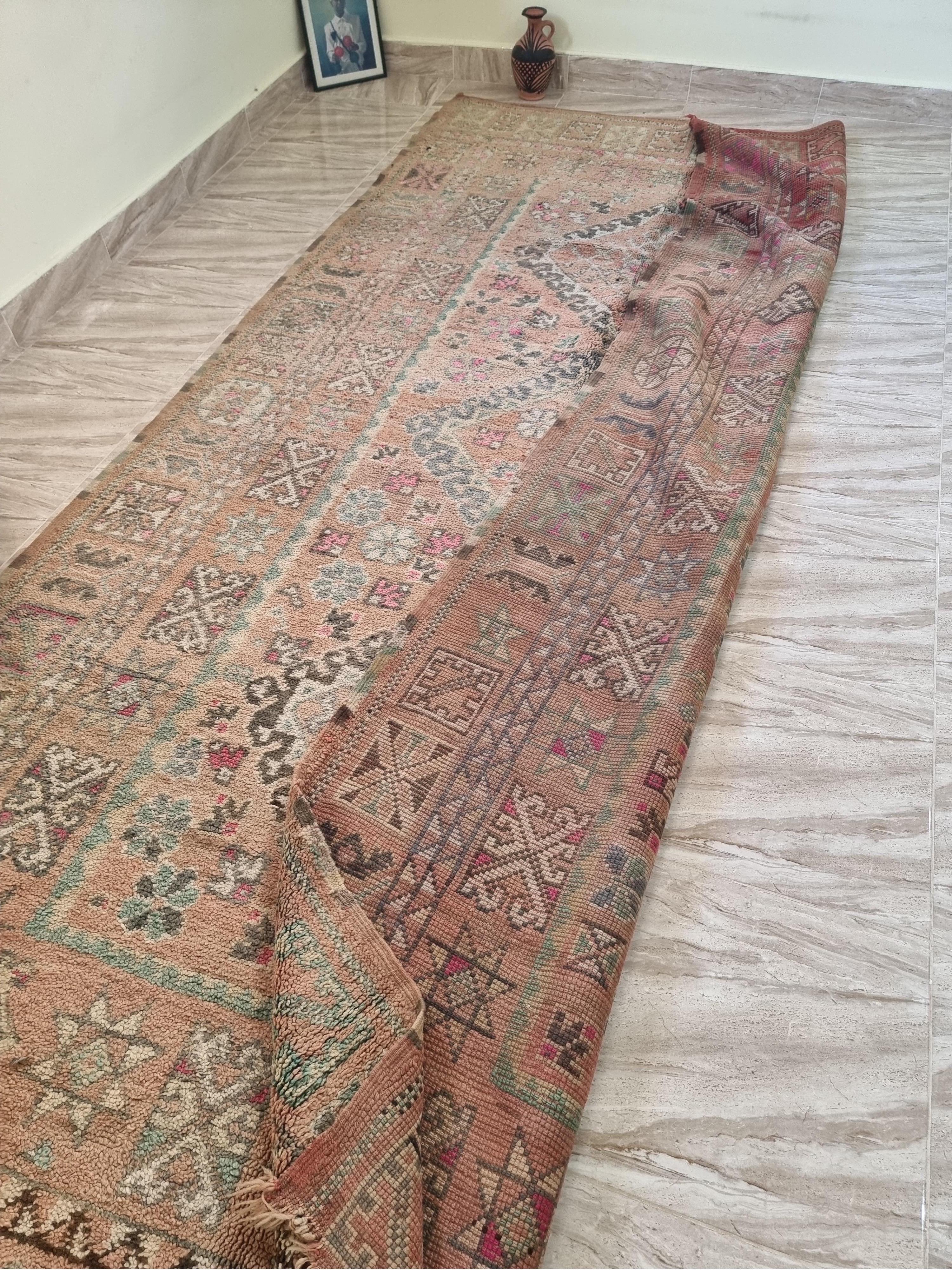 Rare tapis marocain vintage.
Chaque tapis possède son identité unique. Avoir un tapis unique à la maison avec une belle histoire représente une vie remplie d'antécédents historiques et significatifs. Chacun de nos tapis nécessite de longues heures